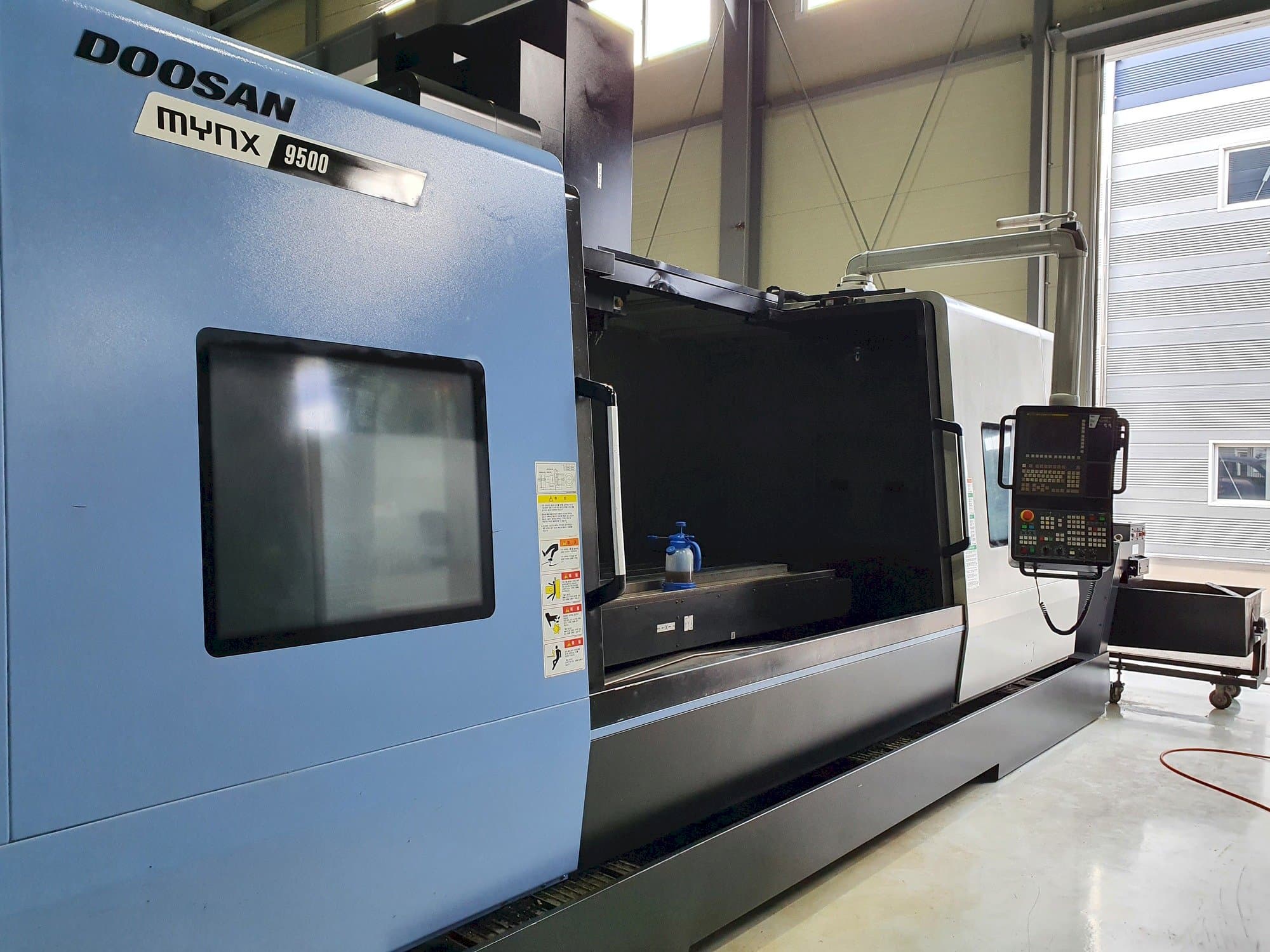Vista frontale della macchina Doosan MYNX 9500