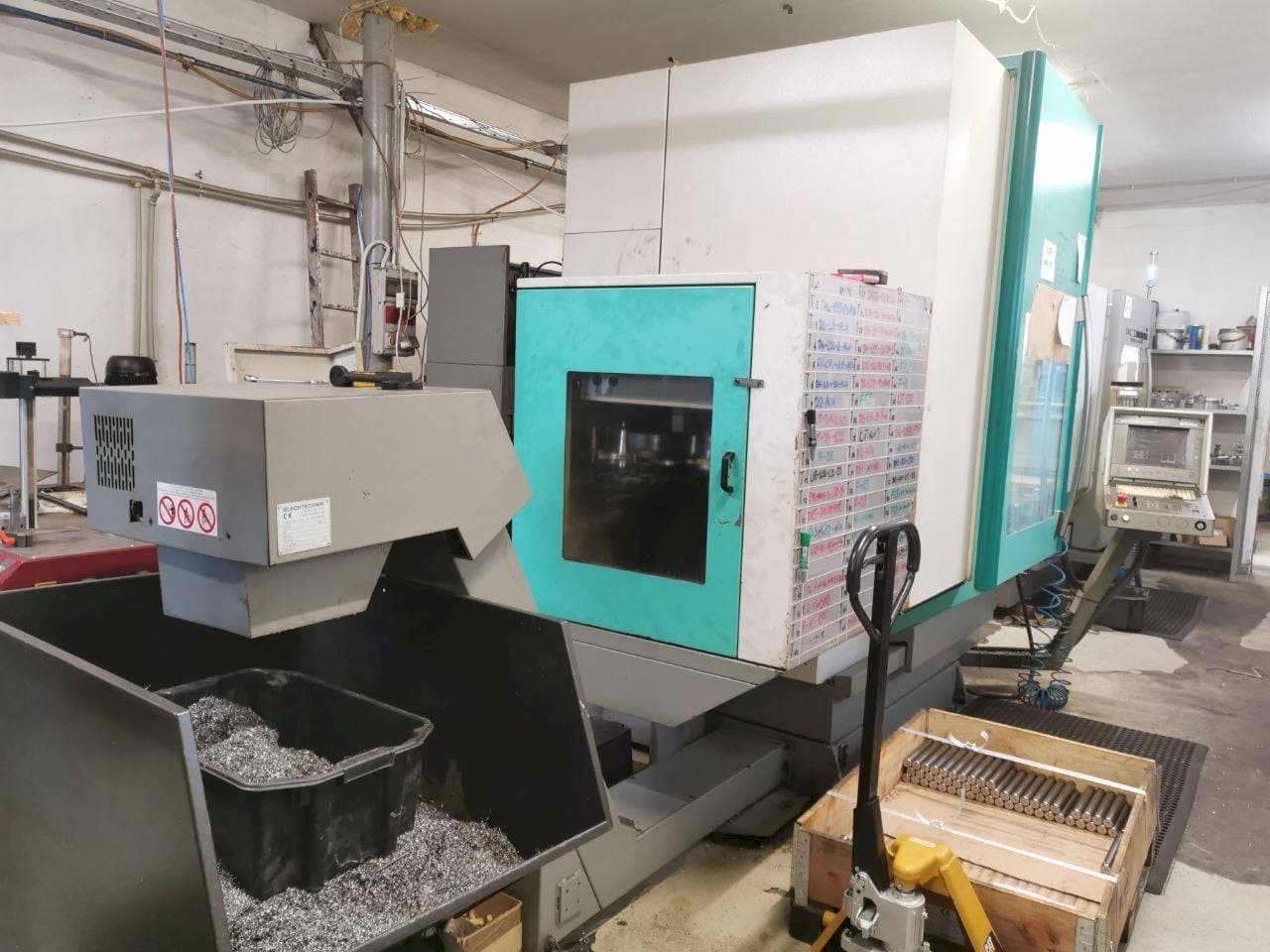 Vista frontale della macchina DECKEL MAHO 70 V