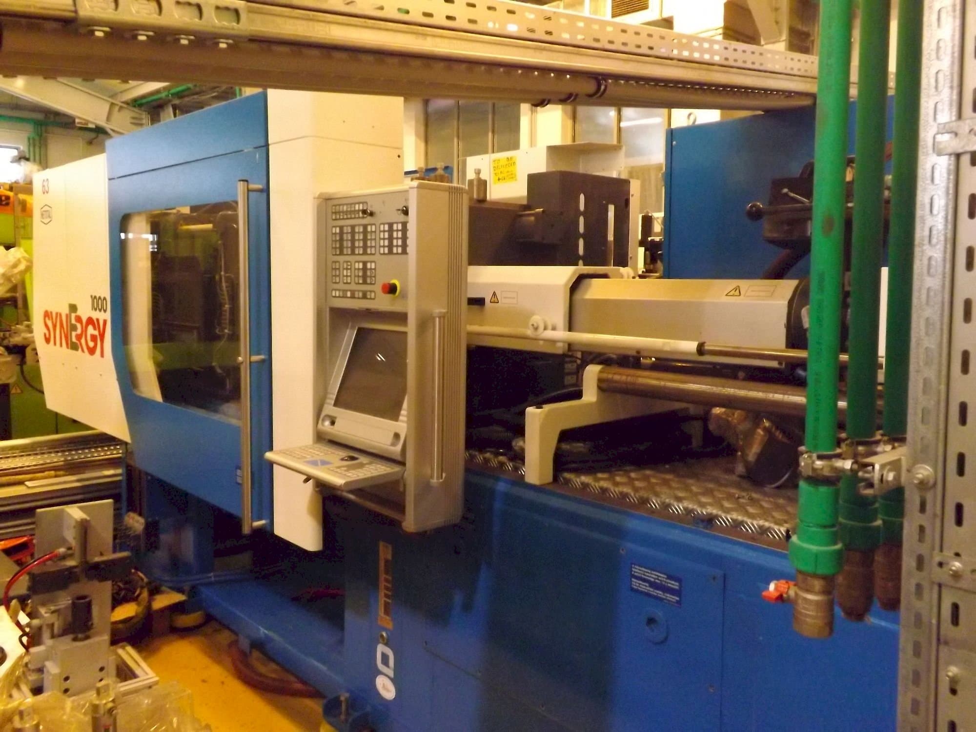 Vista frontale della macchina Netstal Synergy 1000 230-110