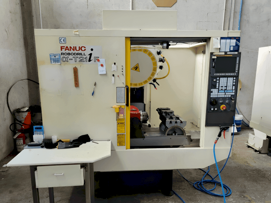 Vista frontale della macchina FANUC Robodrill Alpha T21iF