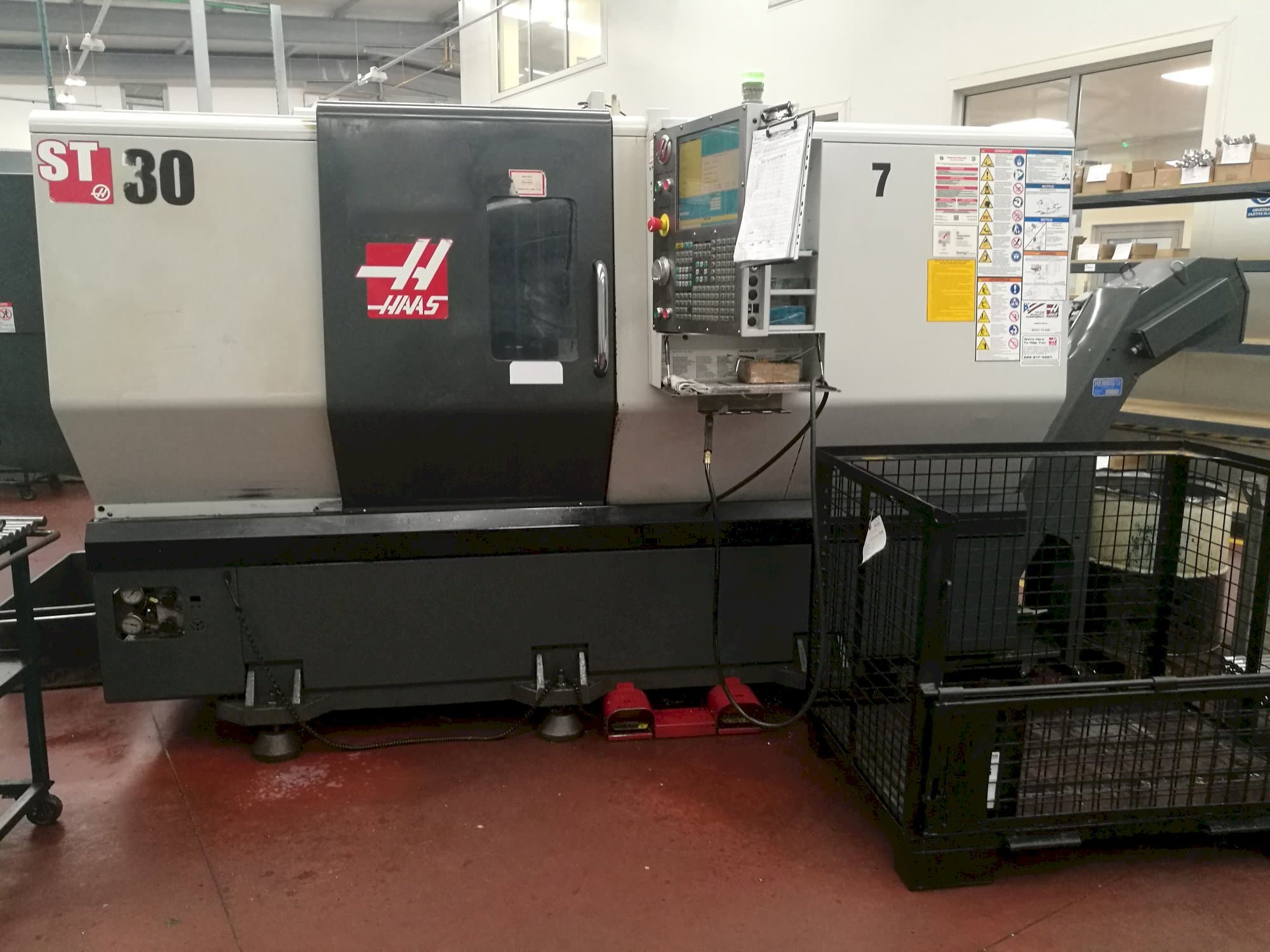 Vista frontale della macchina HAAS ST-30