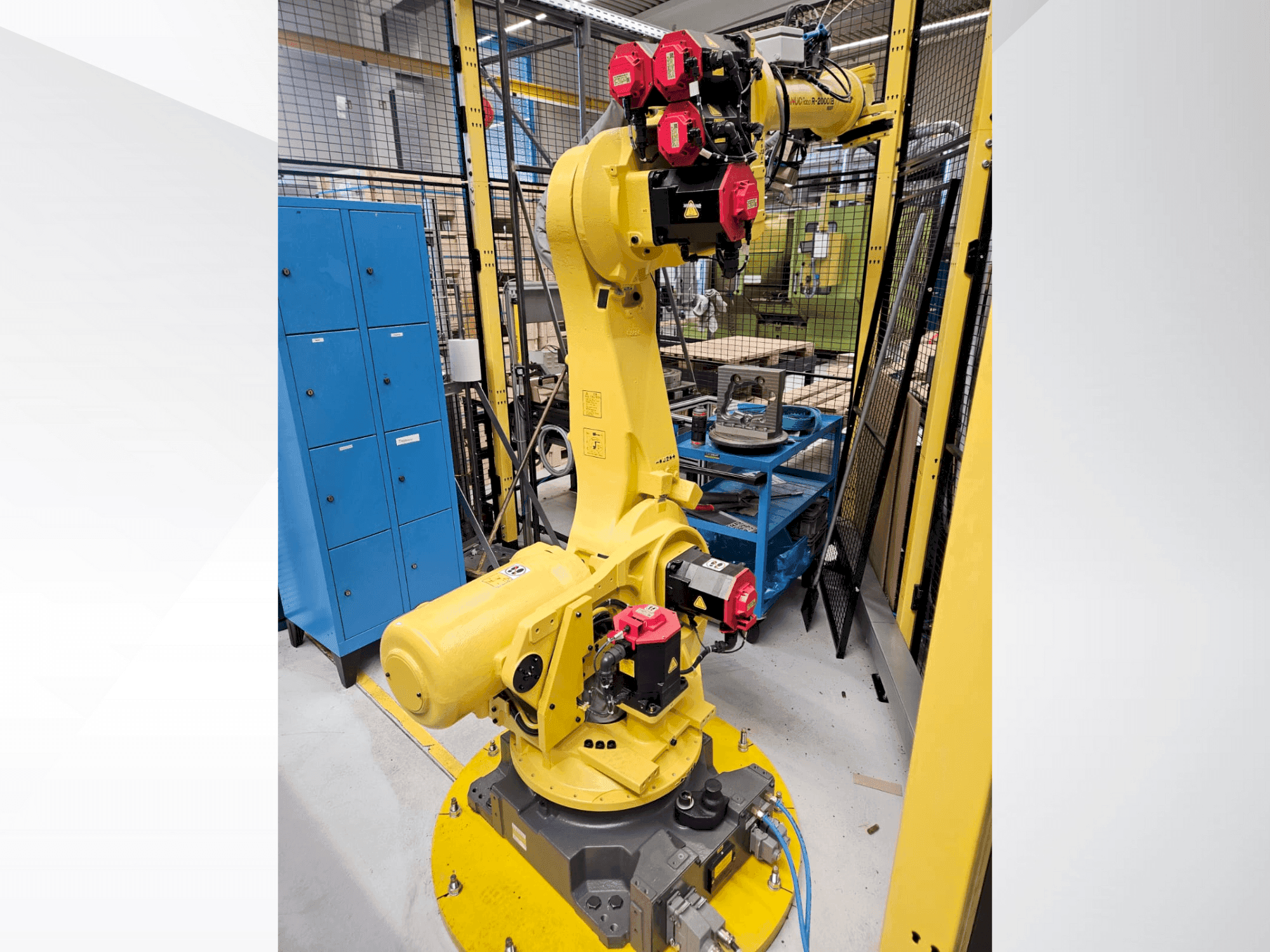Vista frontale della macchina FANUC R2000iB/165F