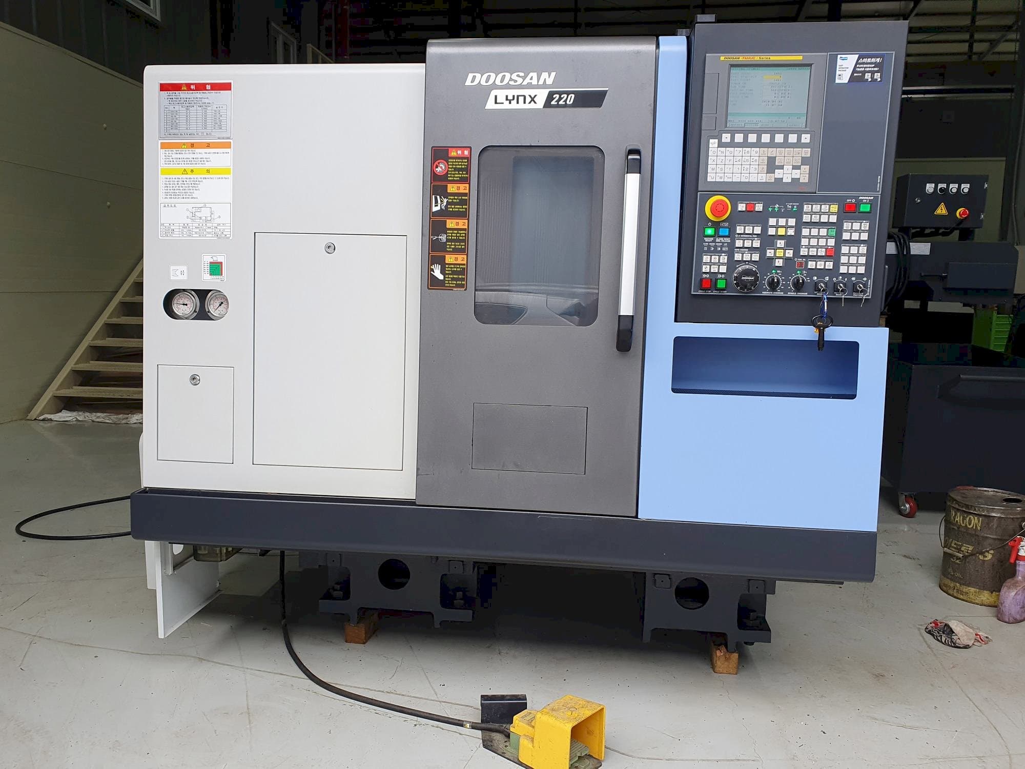 Vista frontale della macchina Doosan LYNX220C