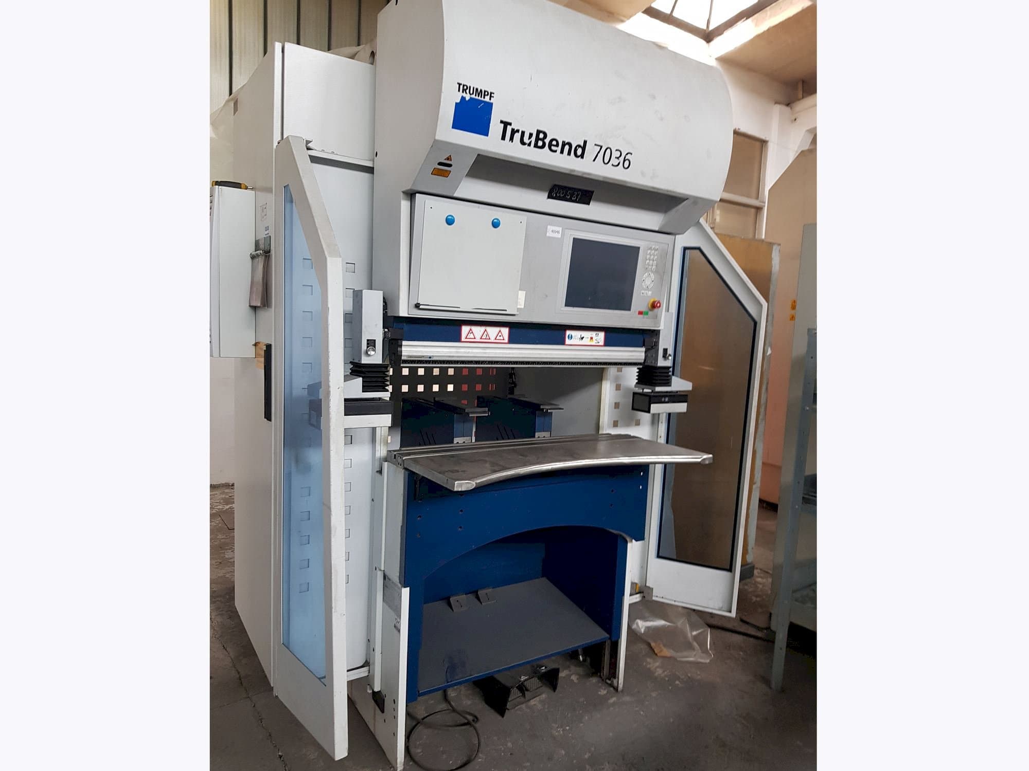 Vista frontale della macchina Trumpf TruBend 7036