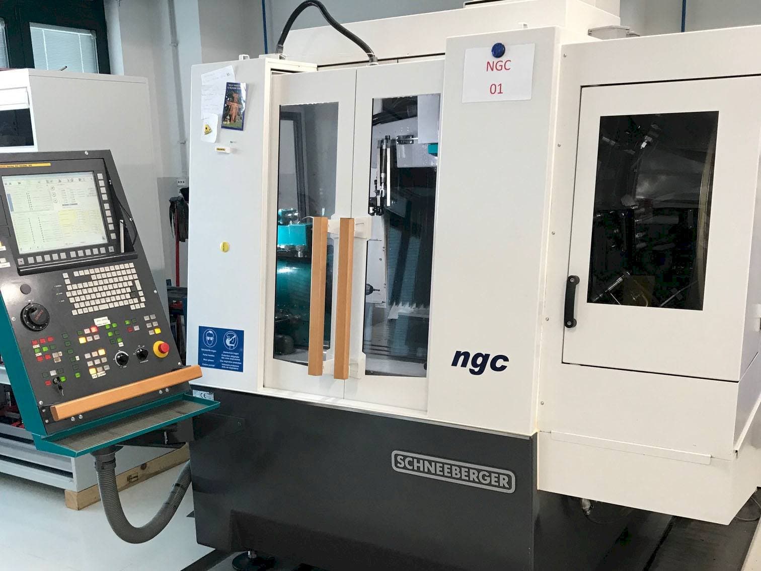 Vista frontale della macchina Schneeberger NGC