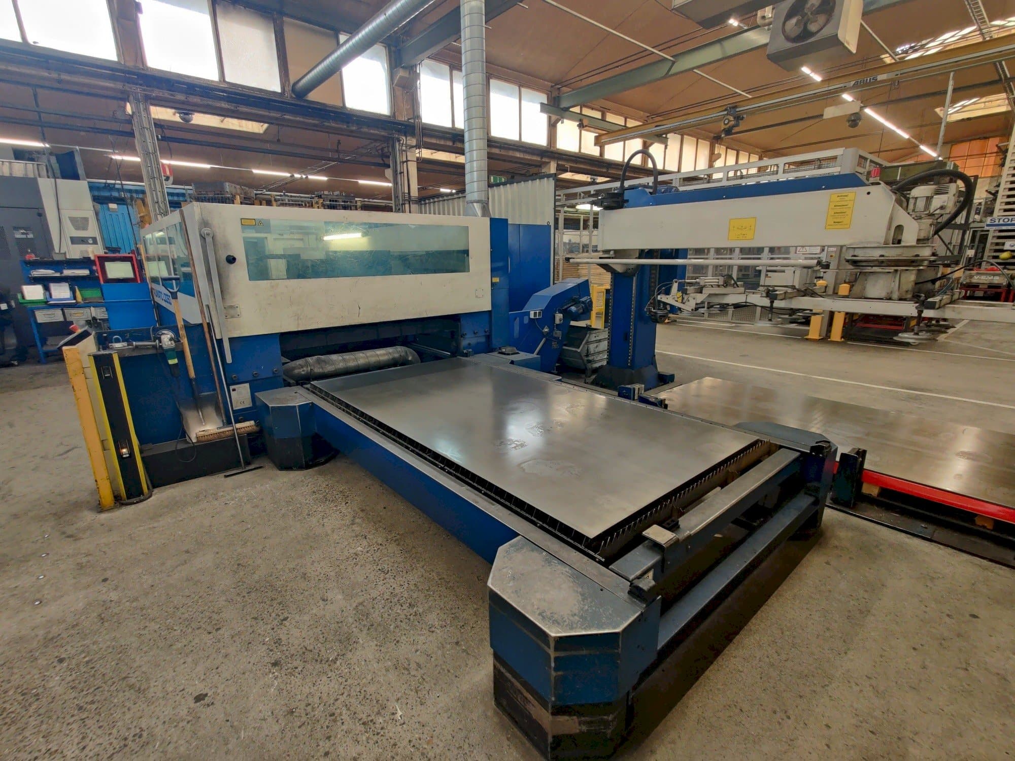 Vista frontale della macchina Trumpf Trumatic L3050