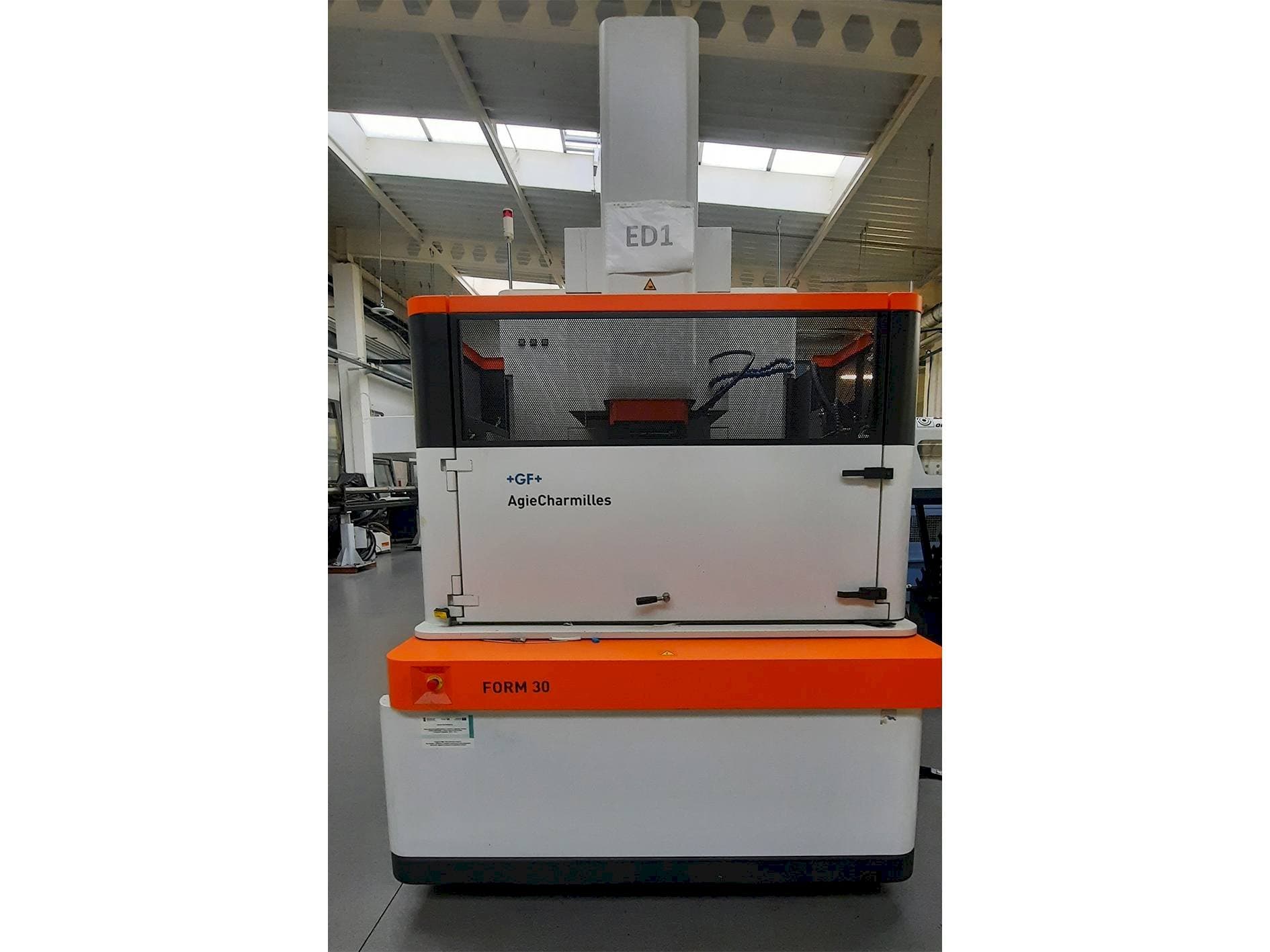 Vista frontale della macchina AgieCharmilles FORM 30