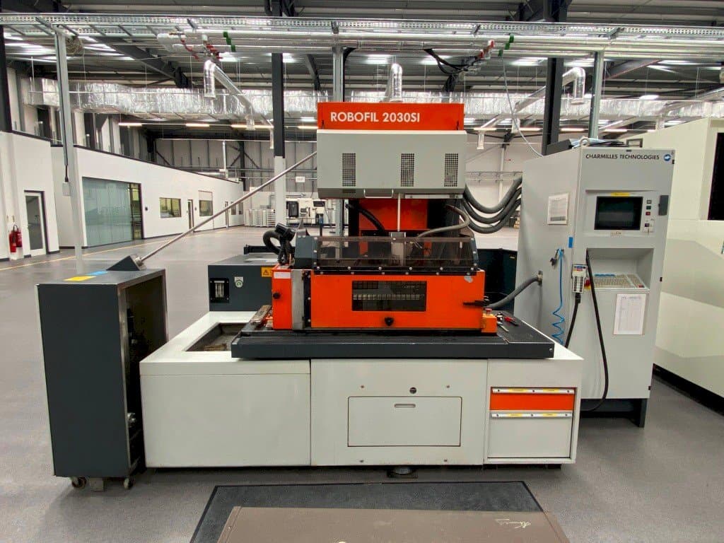 Vista frontale della macchina CHARMILLES ROBOFIL 2030SI