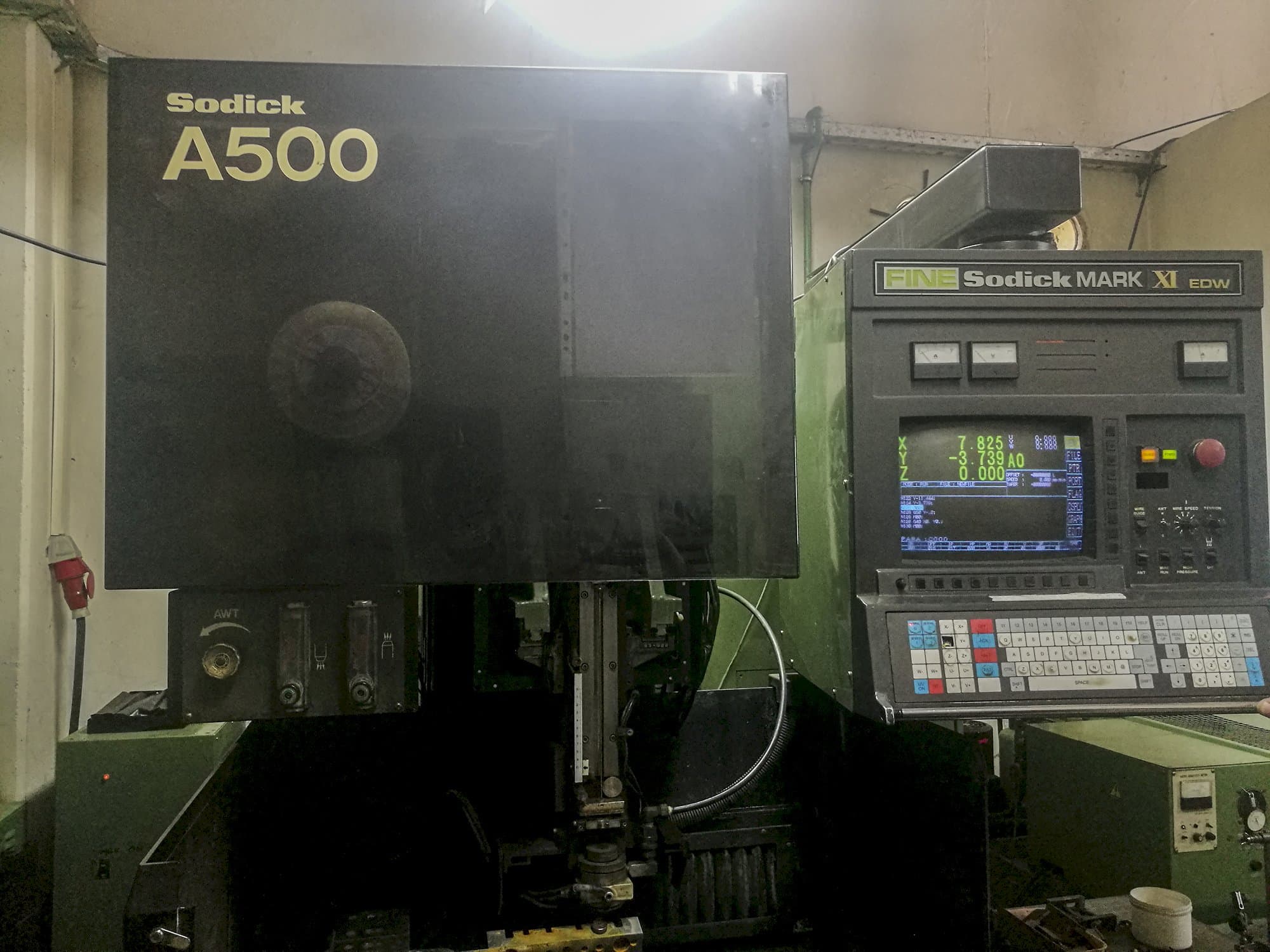 Vista frontale della macchina Sodick A500