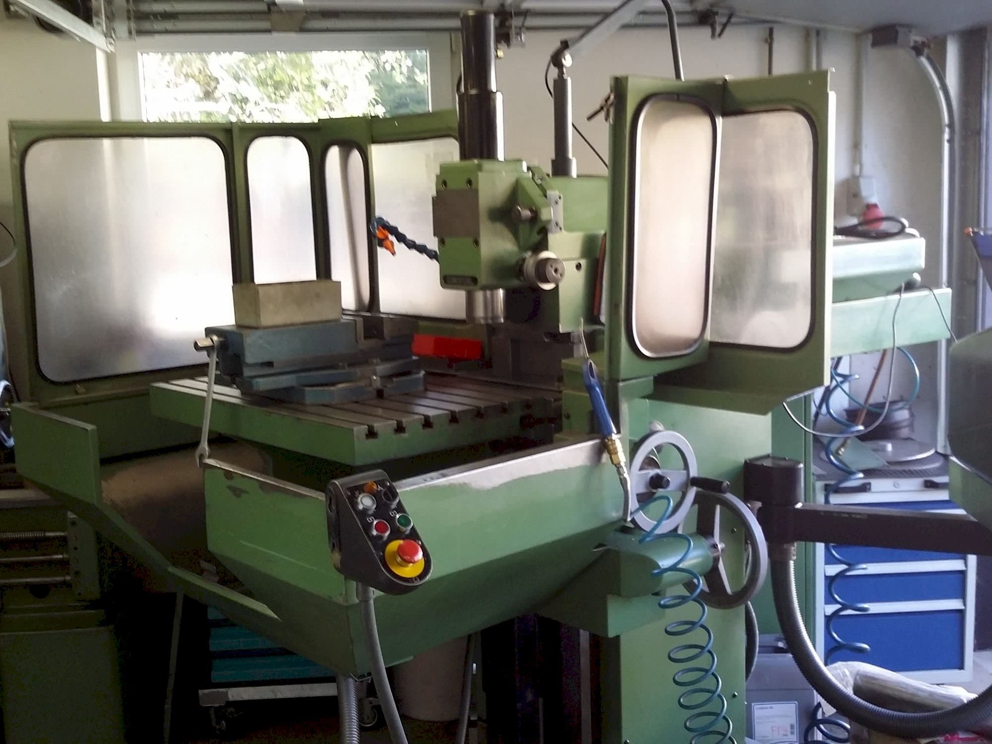 Vista frontale della macchina DECKEL FP4A