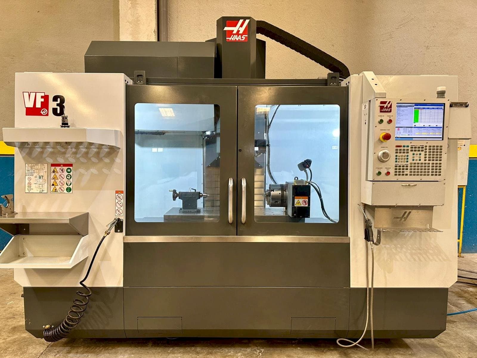 Vista frontale della macchina HAAS VF-3