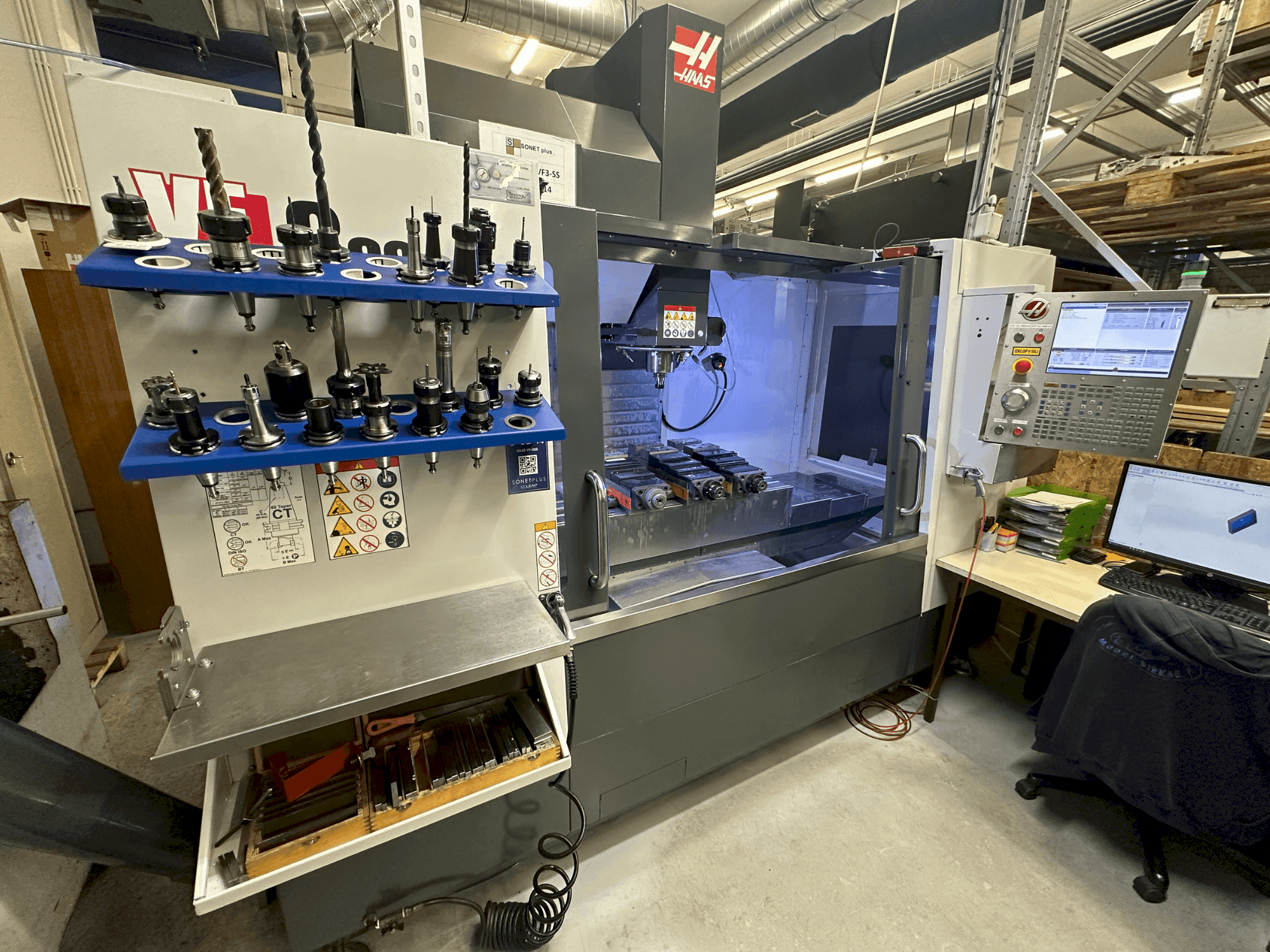 Vista frontale della macchina HAAS VF-3SS