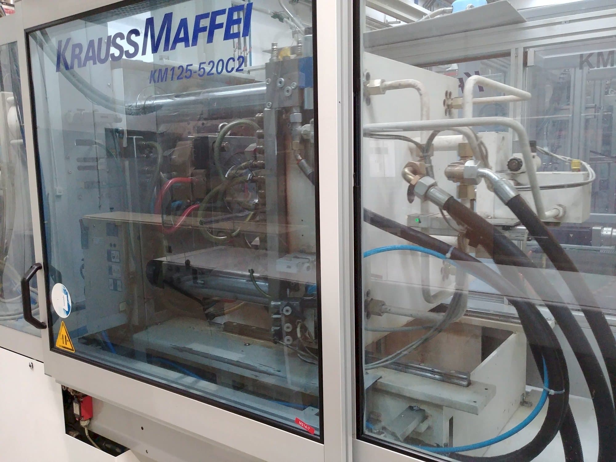 Vista lato sinistro della macchina Krauss Maffei KM 125-520 C2