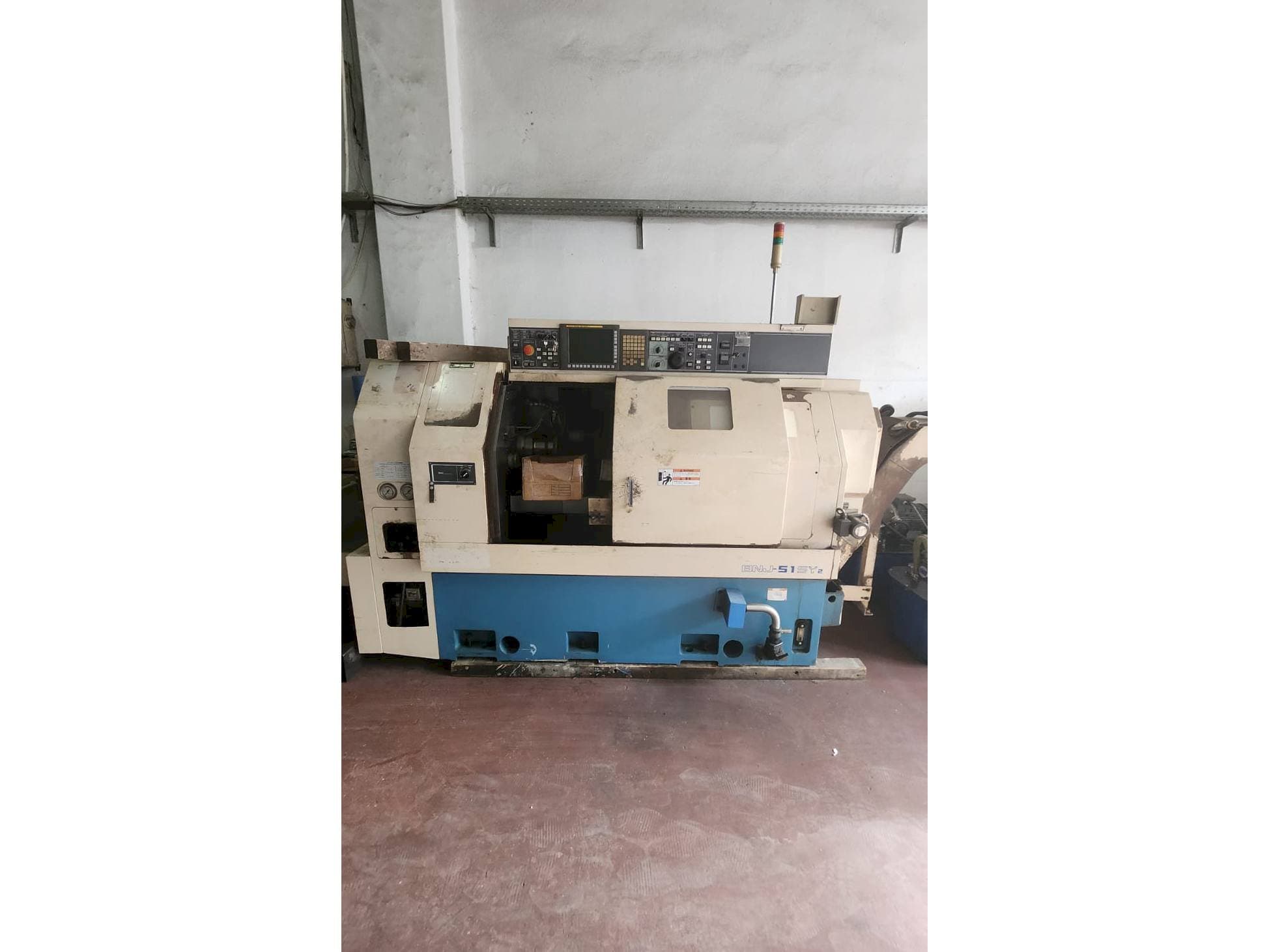 Vista frontale della macchina Miyano BNJ 42 SY