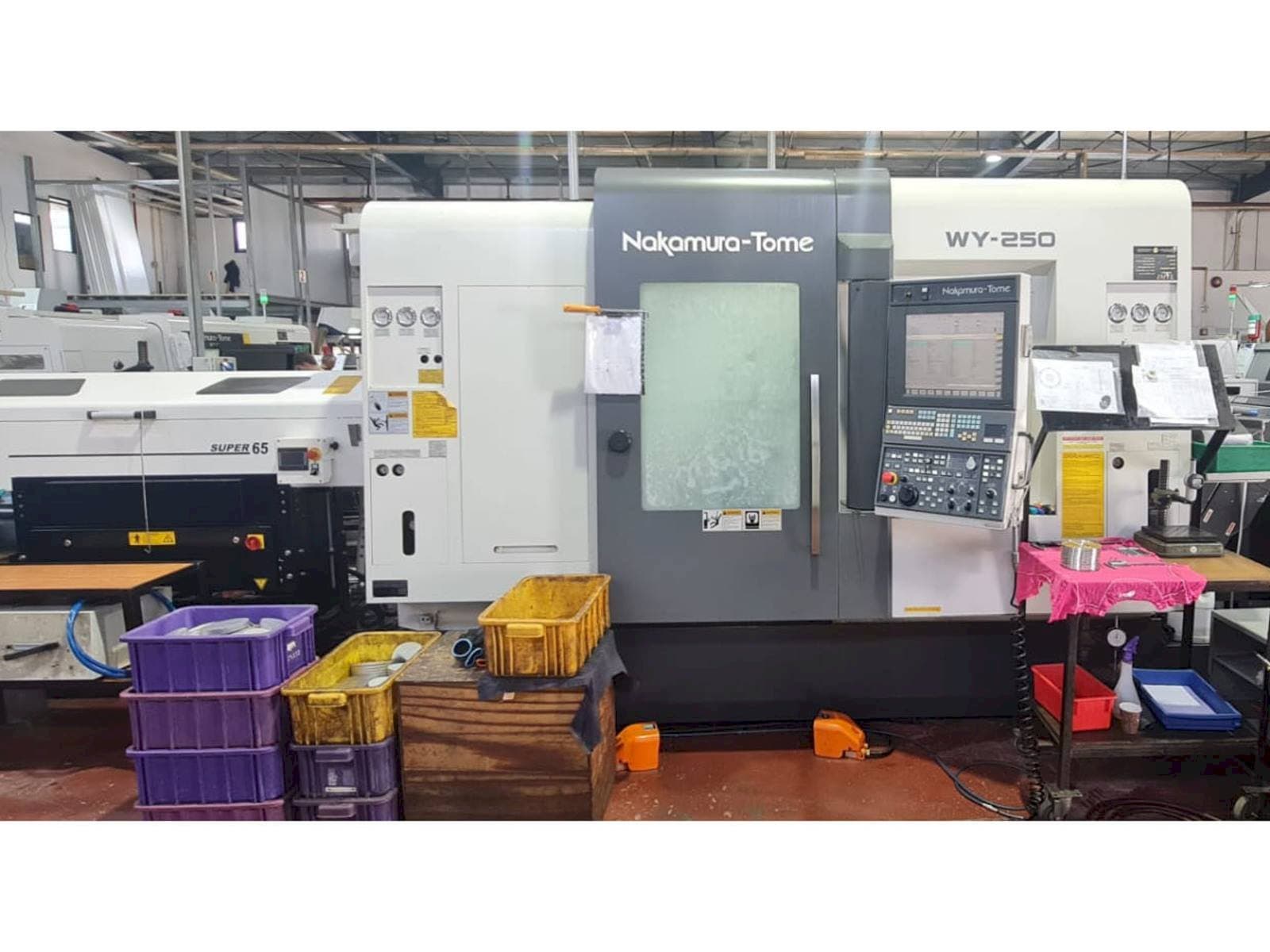 Vista frontale della macchina NAKAMURA-TOME WY 250