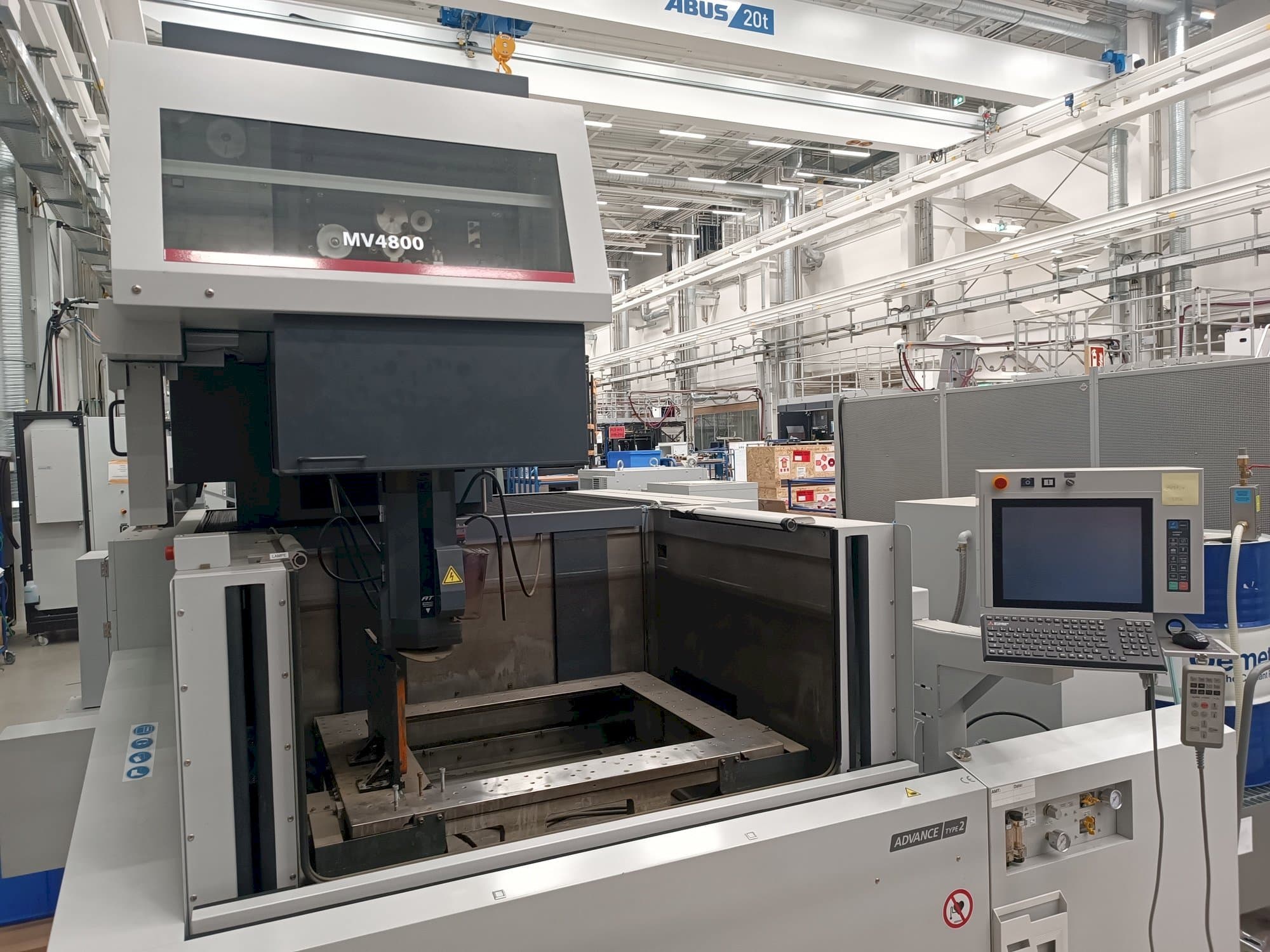 Vista frontale della macchina Mitsubishi MV4800