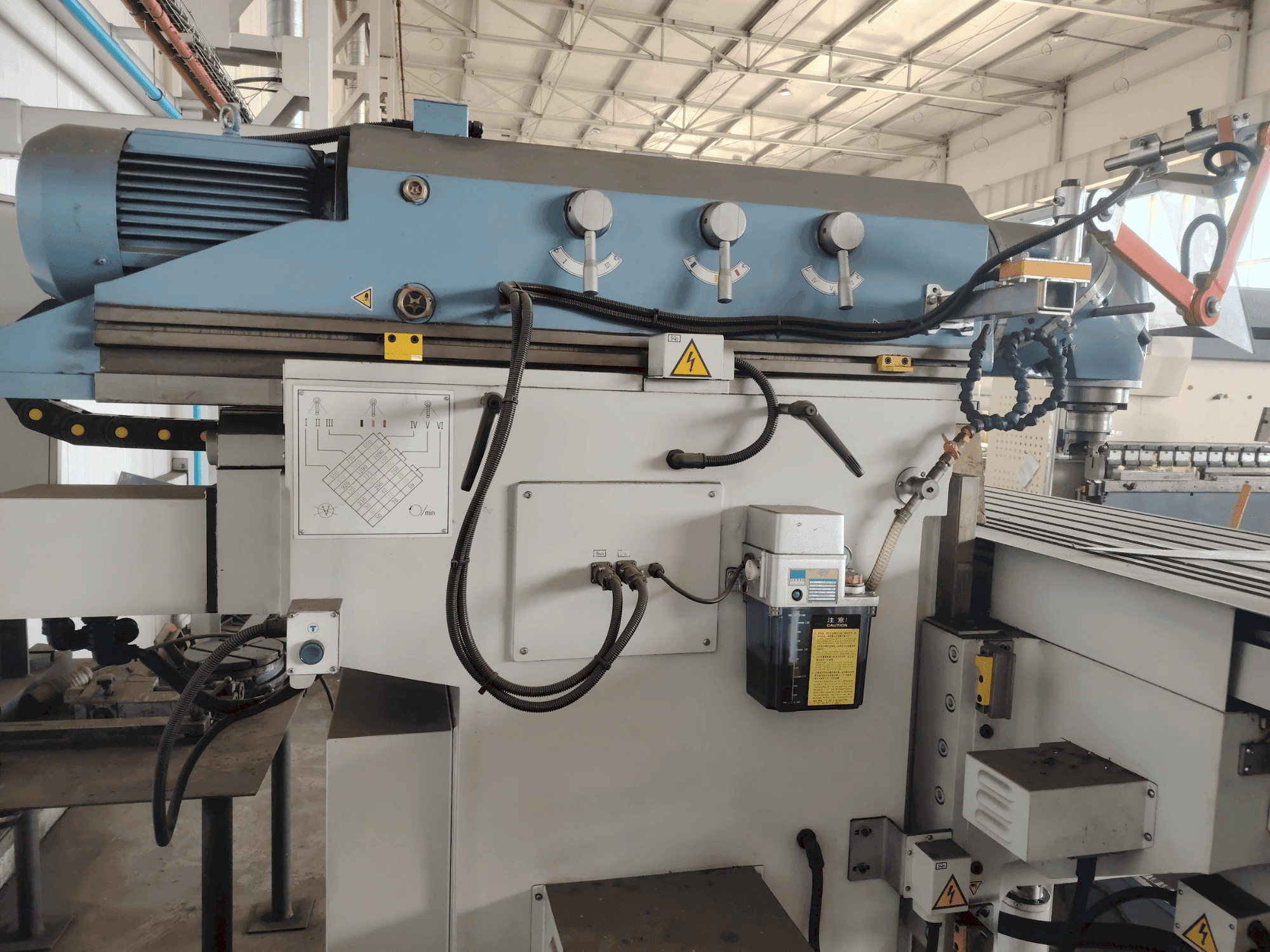 Vista frontale della macchina Bernardo Variomill FU 2000E Servo