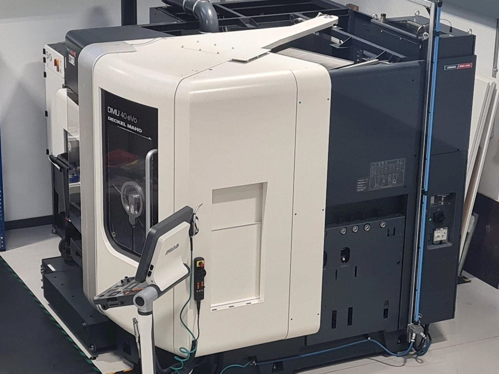 Vista frontale della macchina DMG MORI DMU40 eVo