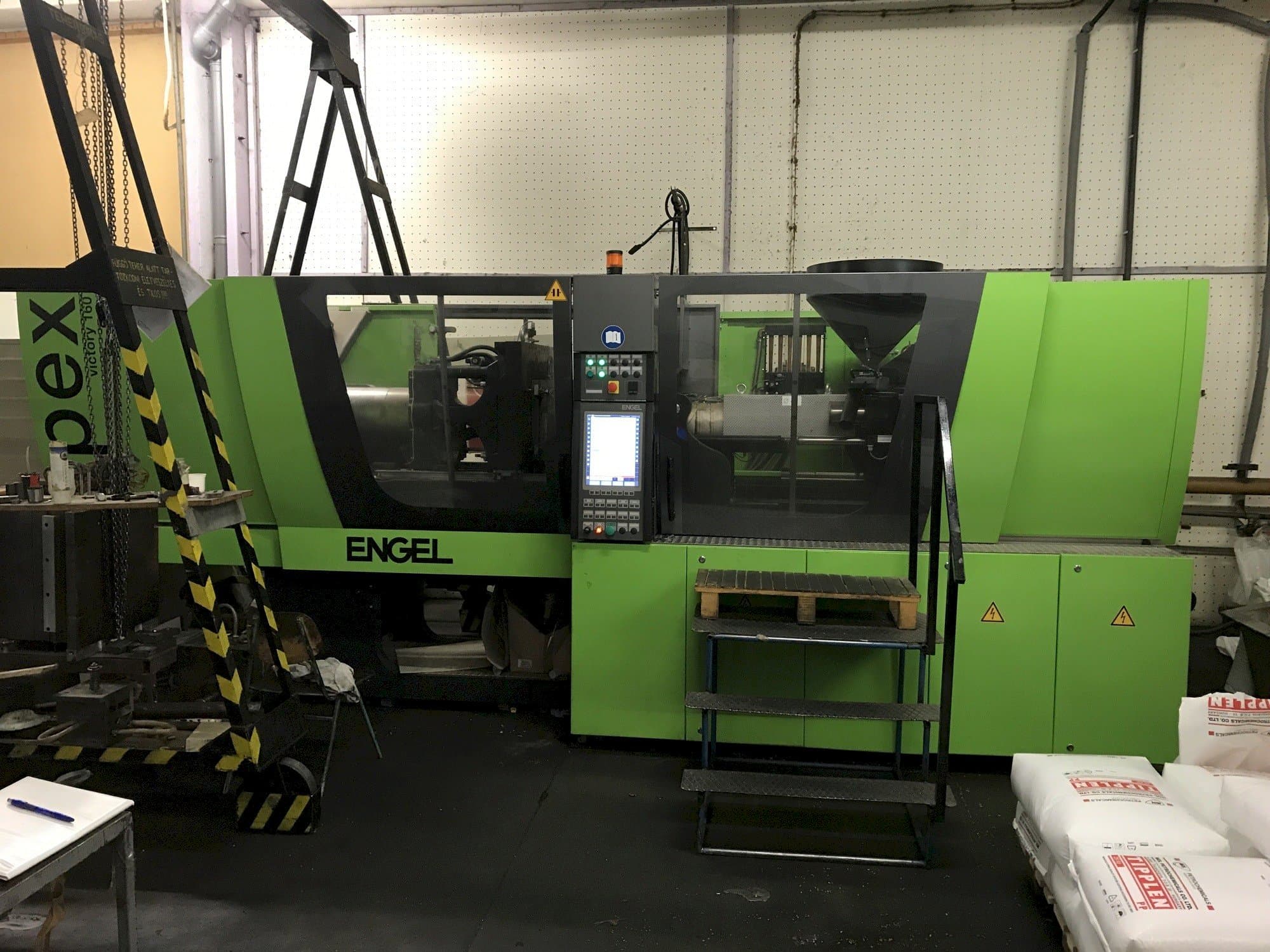 Vista frontale della macchina ENGEL Victory 650/160 Spex