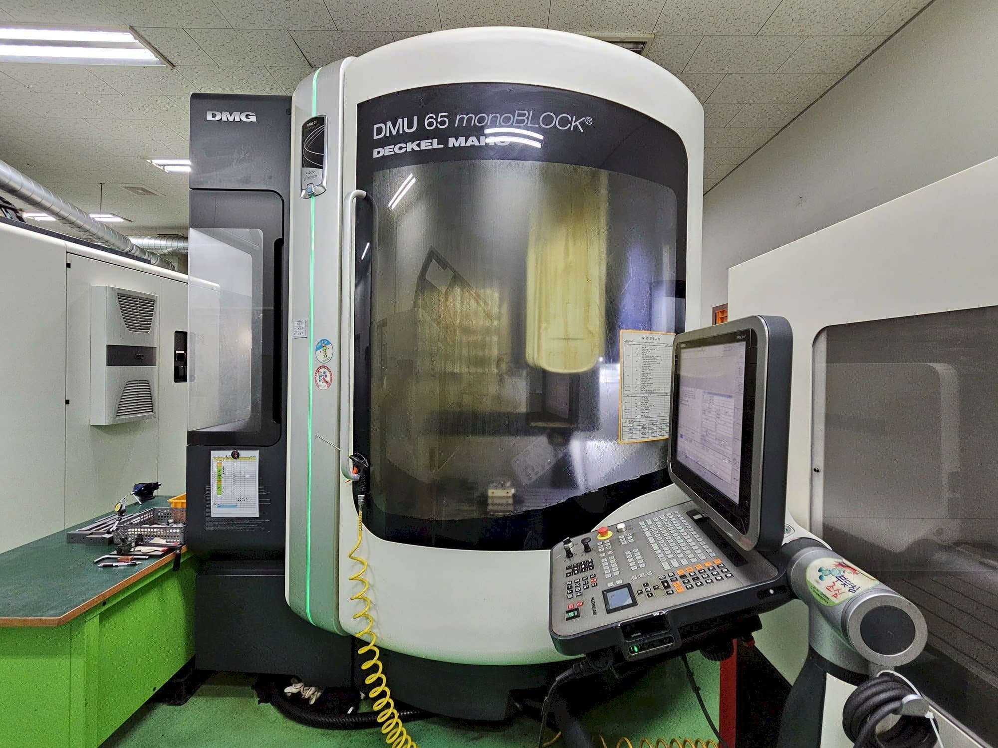 Vista frontale della macchina DECKEL MAHO DMU 65 monoBlock