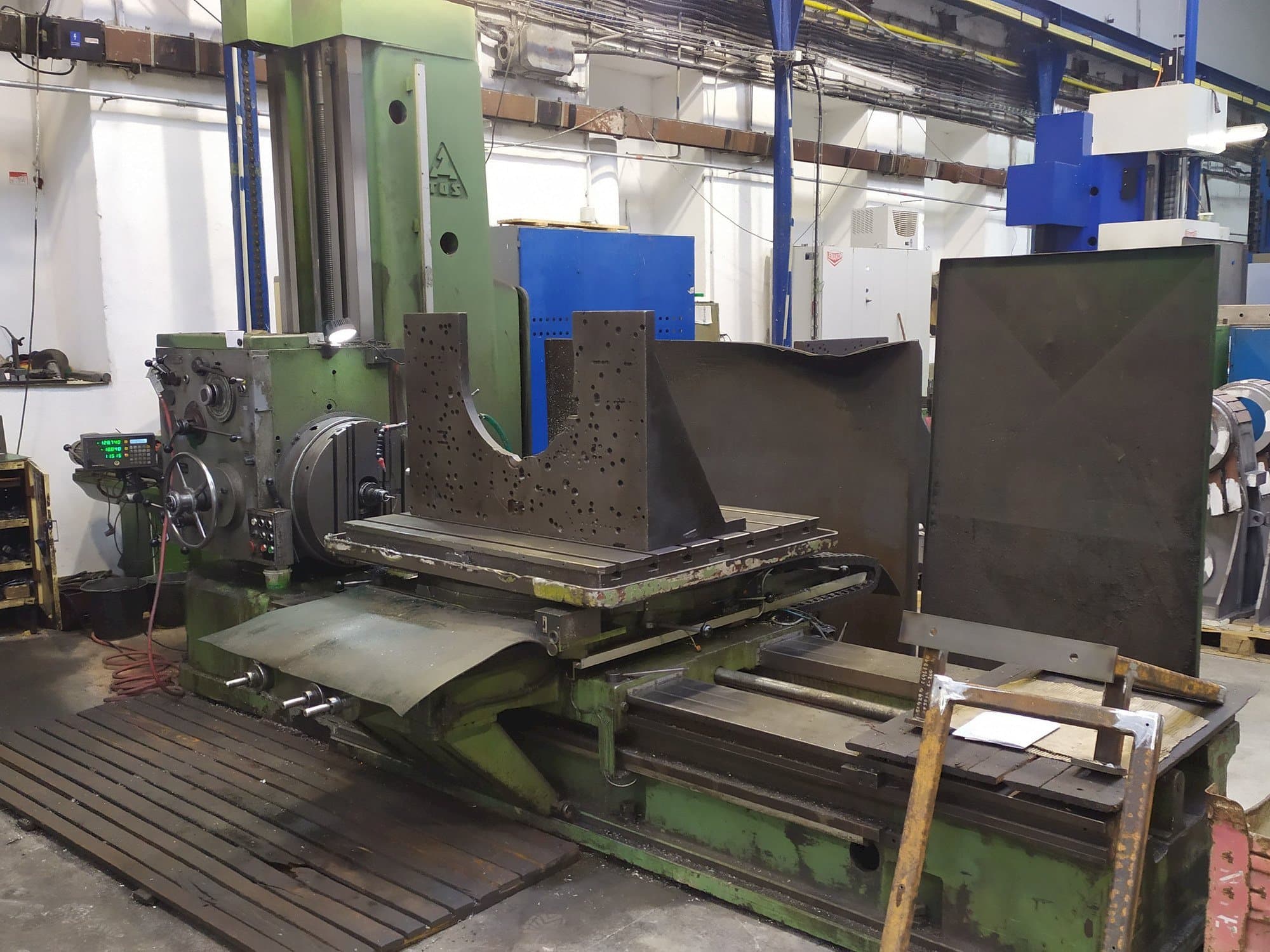 Vista frontale della macchina TOS H 100