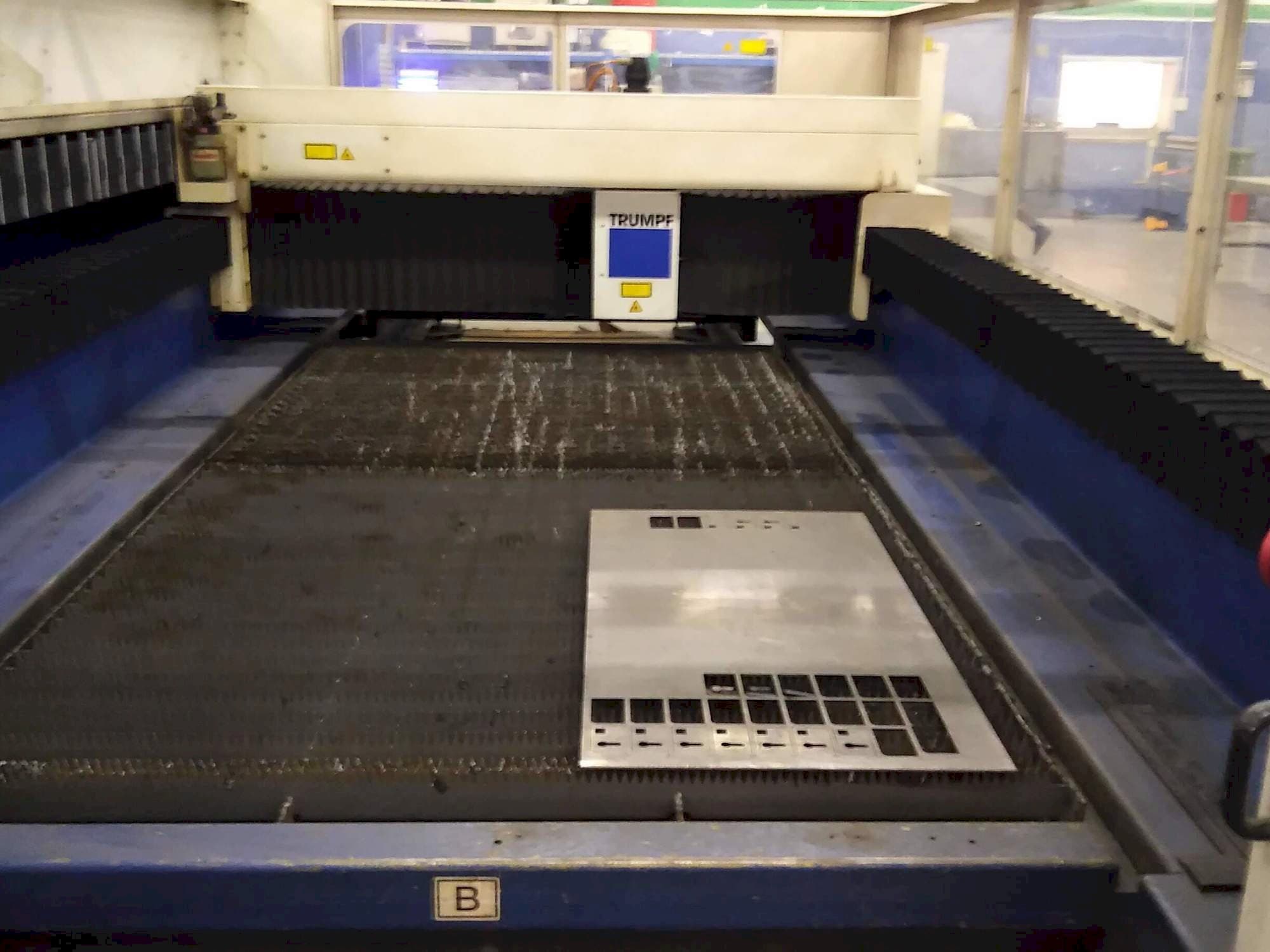 Vista frontale della macchina Trumpf L3030