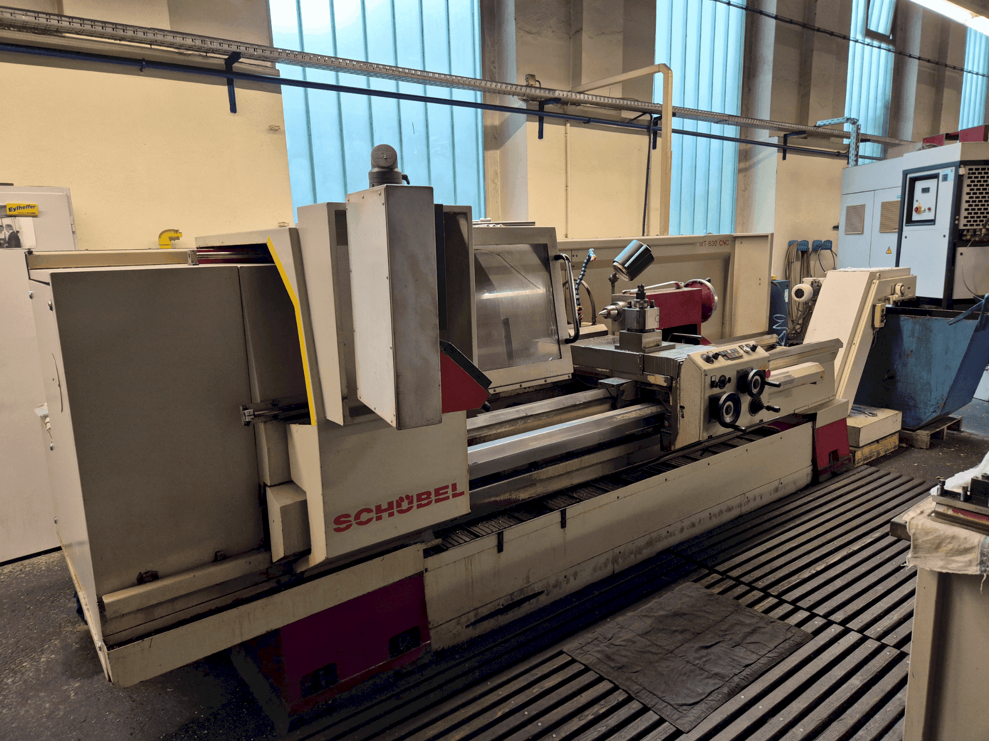 Vista frontale della macchina SCHÜBEL MT 630 CNC