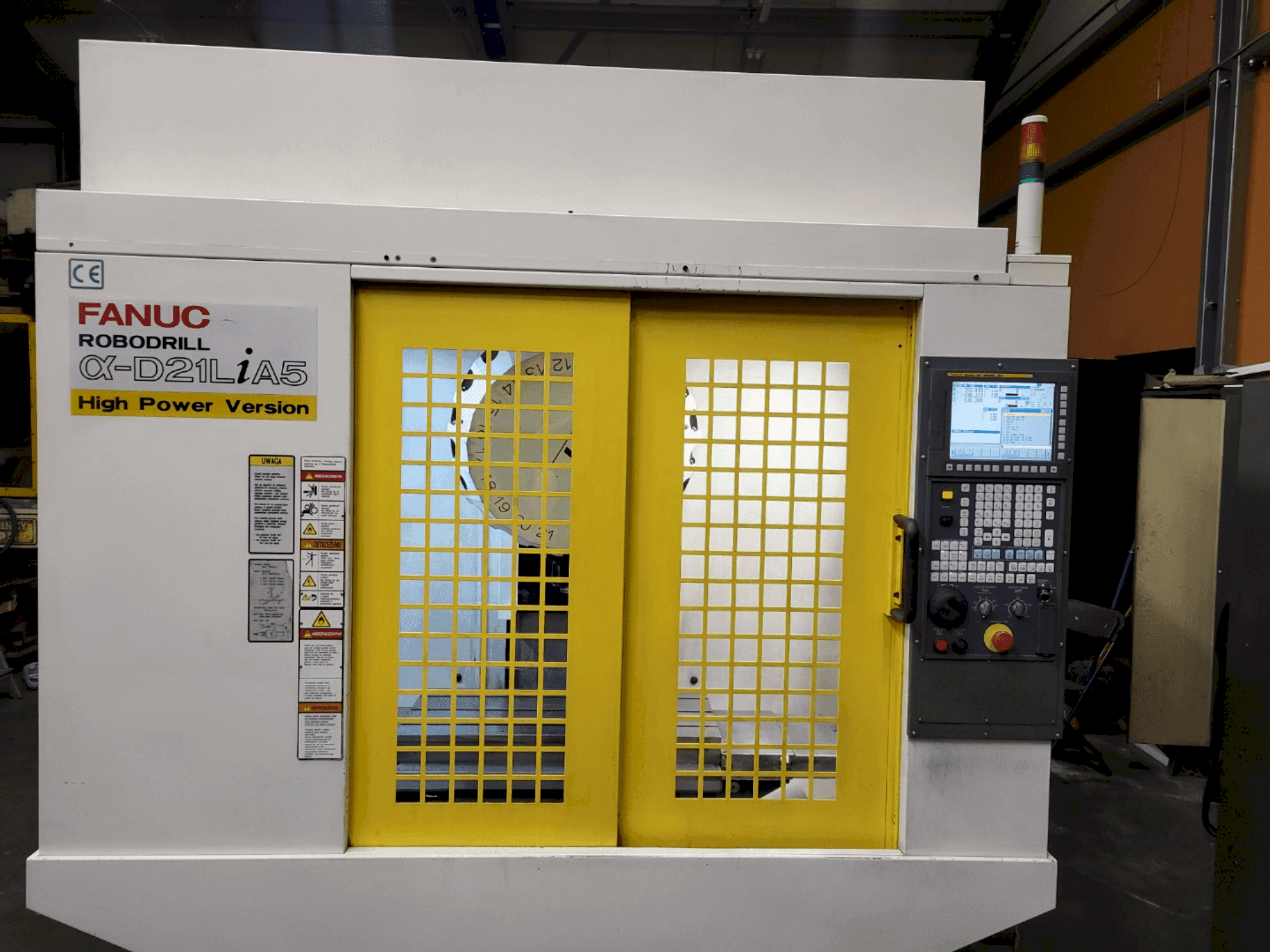 Vista frontale della macchina FANUC Robodrill α-D21LiA5
