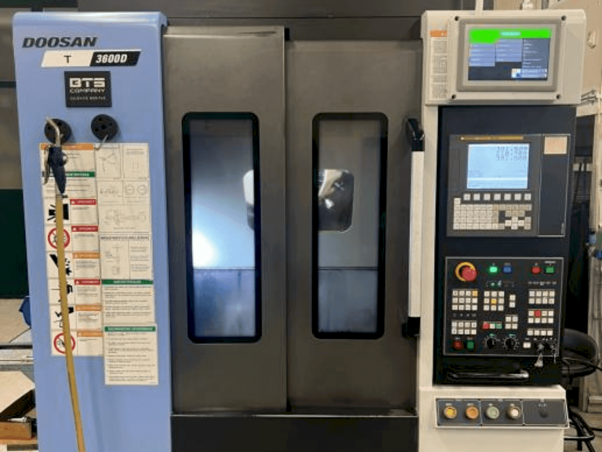 Vista frontale della macchina DOOSAN T3600 D