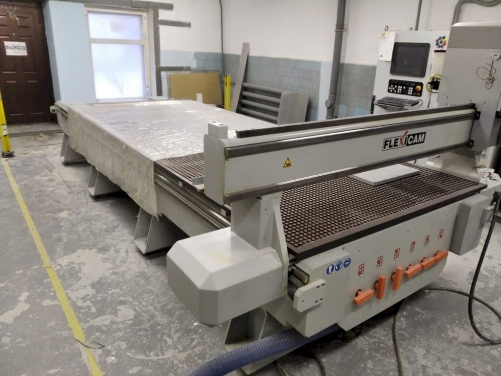 Vista frontale della macchina Becker FLEXICAM 1540