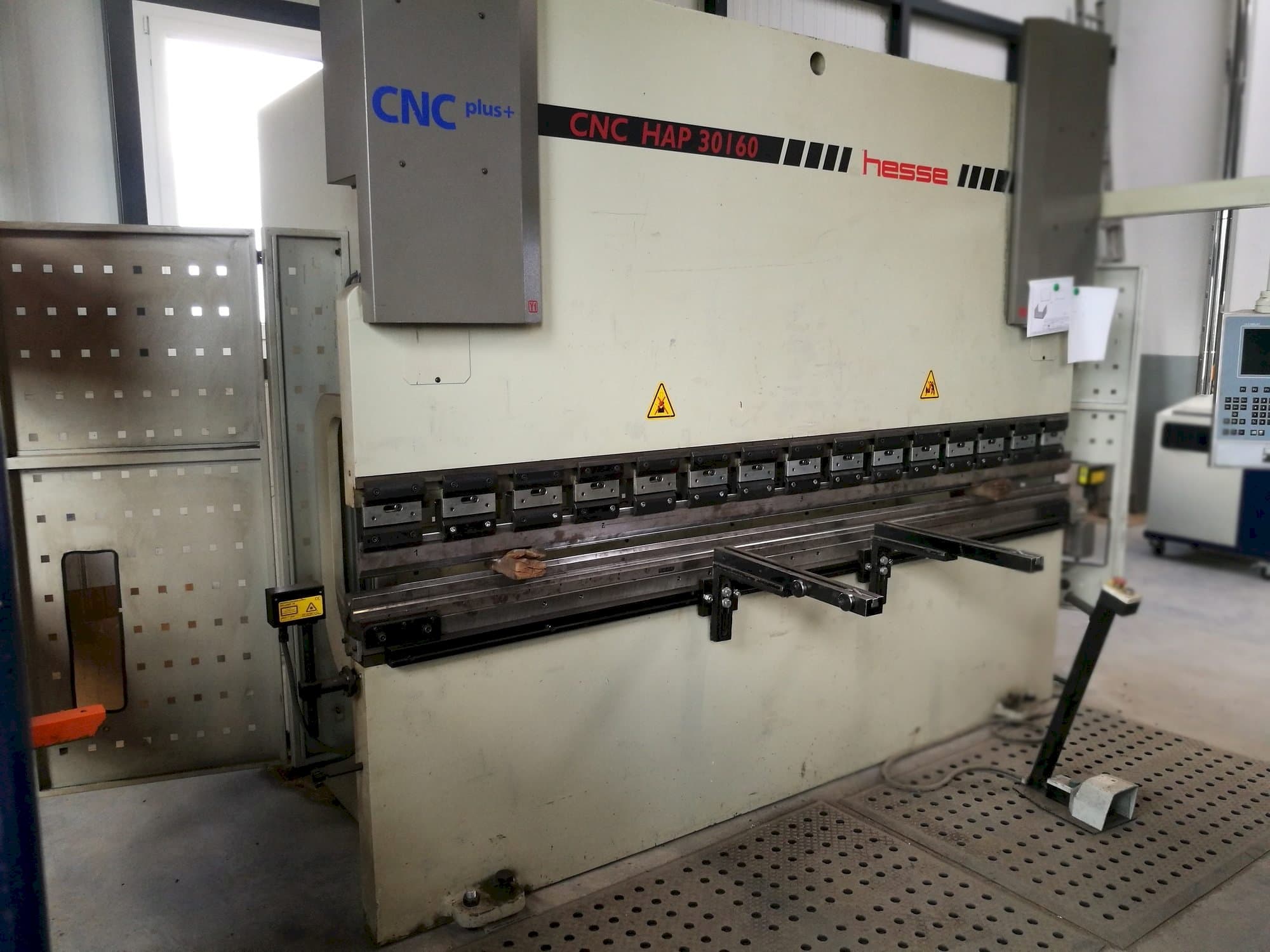 Vista frontale della macchina Hesse CNC HAP 30160