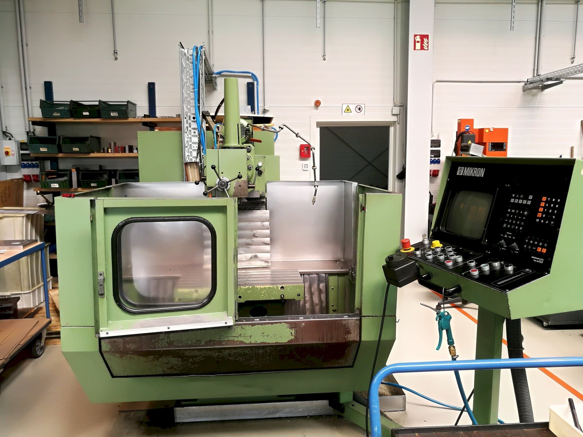 Vista frontale della macchina MIKRON WF 21 C