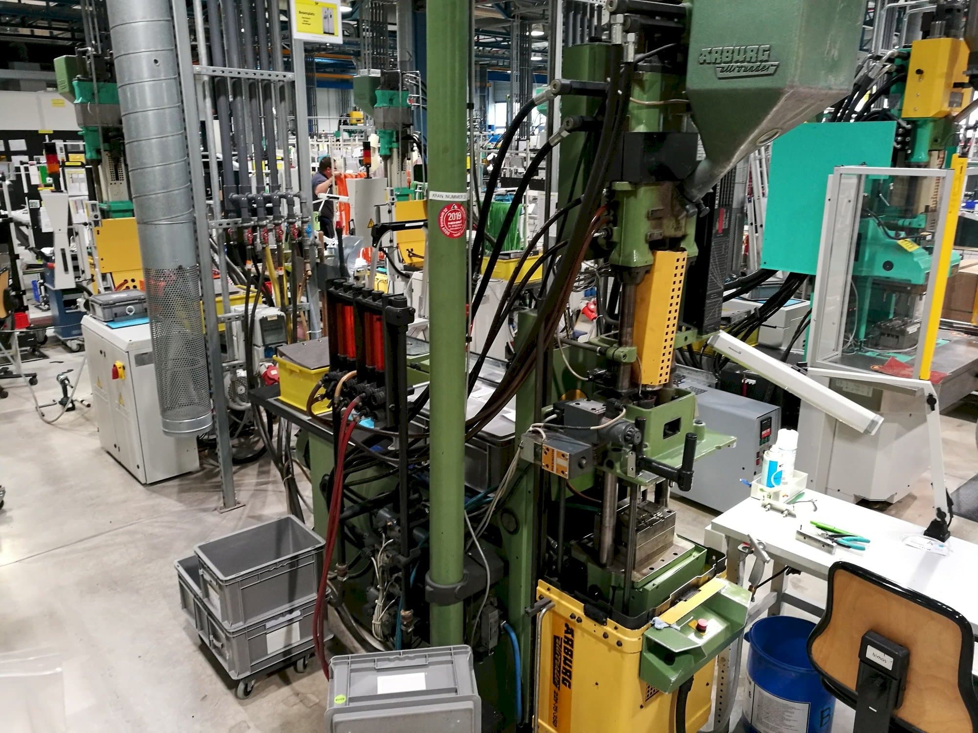 Vista frontale della macchina Arburg 221-75-350