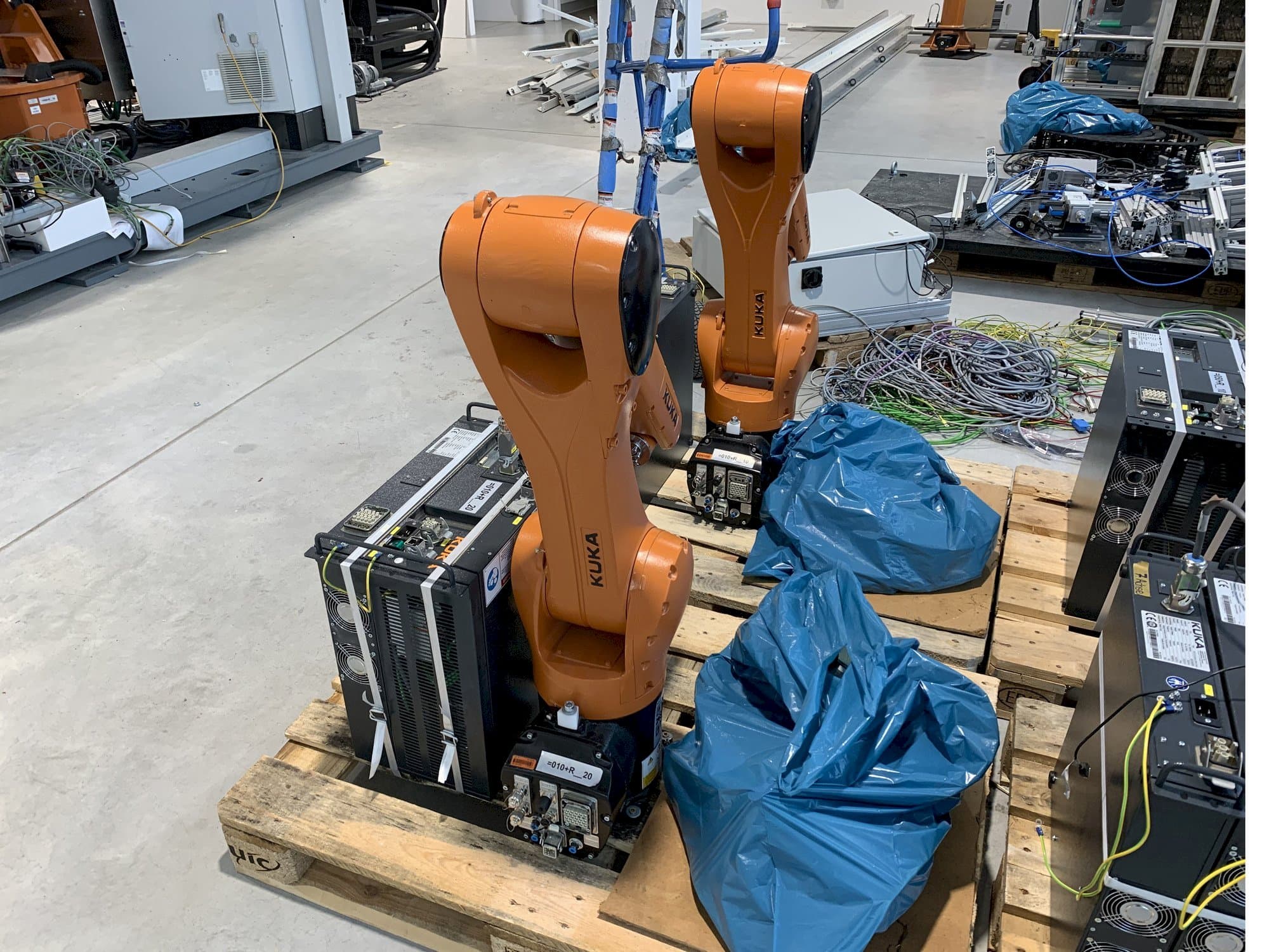 Vista frontale della macchina KUKA KR10 R1100 with KR C4 COMPACT Controller