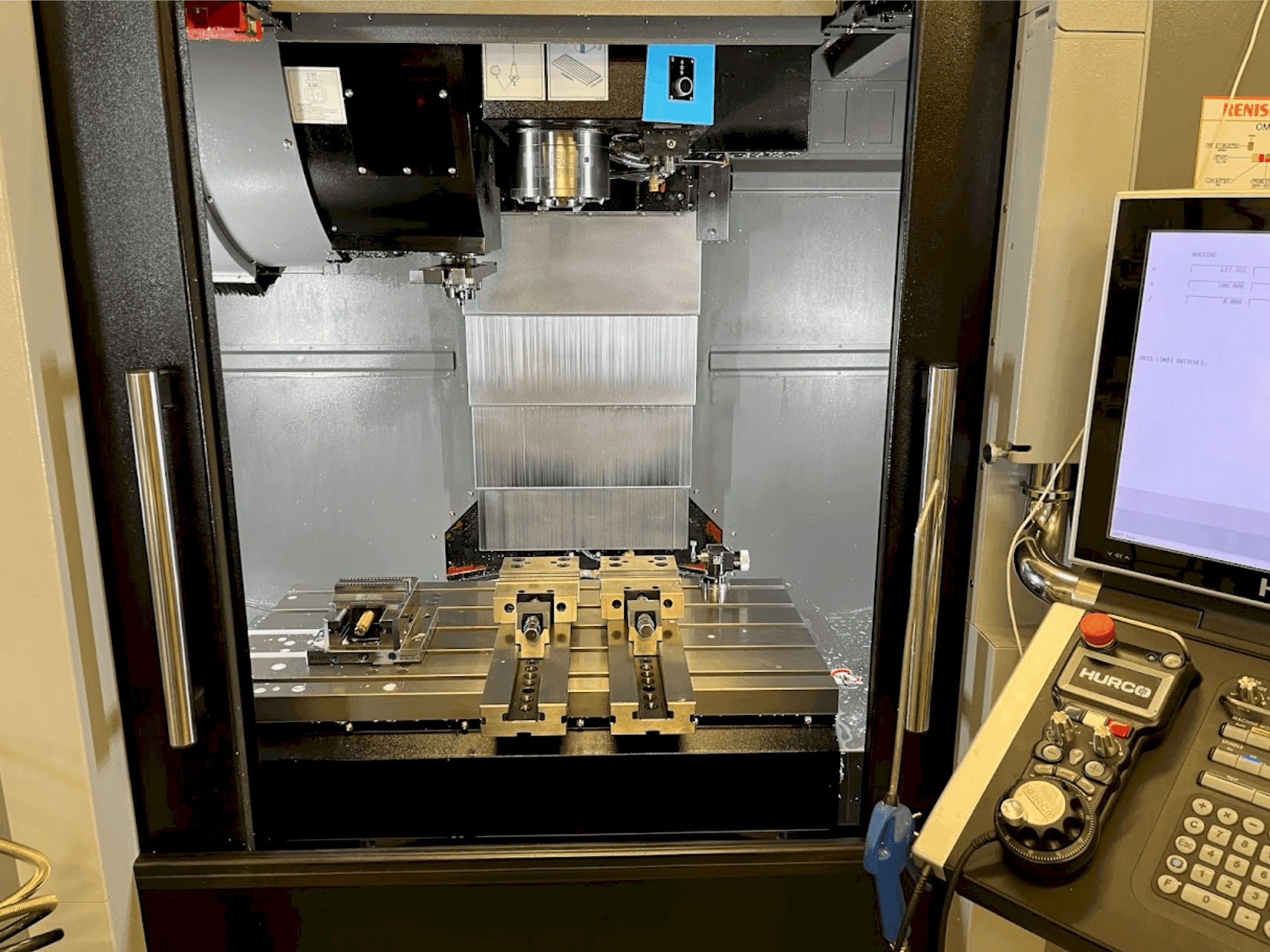 Vista frontale della macchina Hurco VMX30i