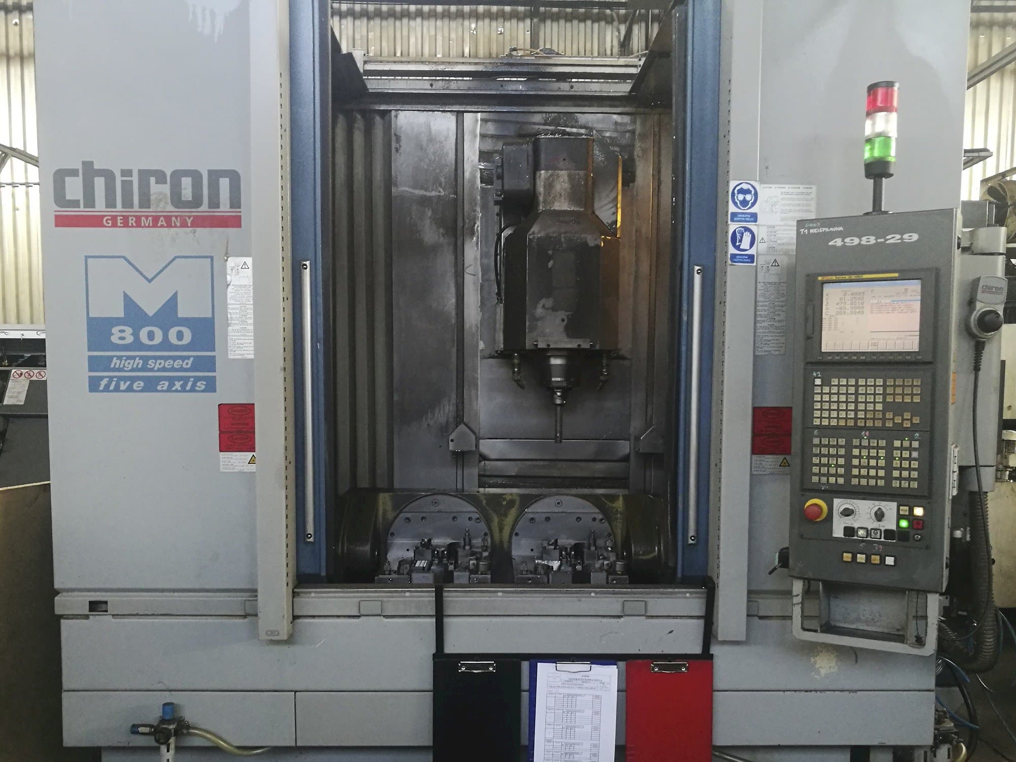 Vista frontale della macchina CHIRON MILL 800