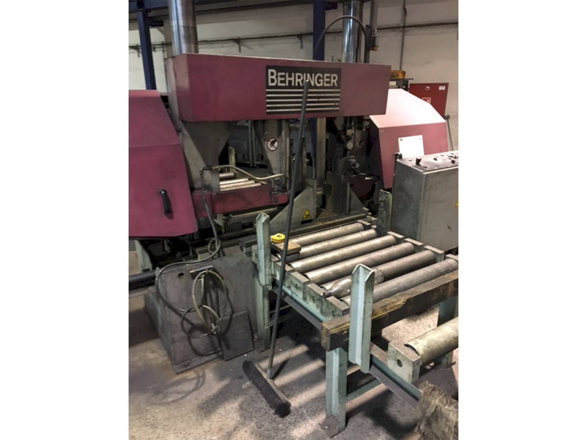 Vista frontale della macchina Behringer HBP 530