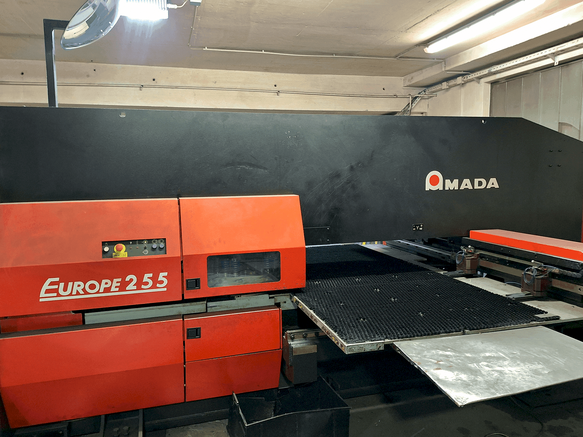 Vista frontale della macchina AMADA EUROPE 255 CNC