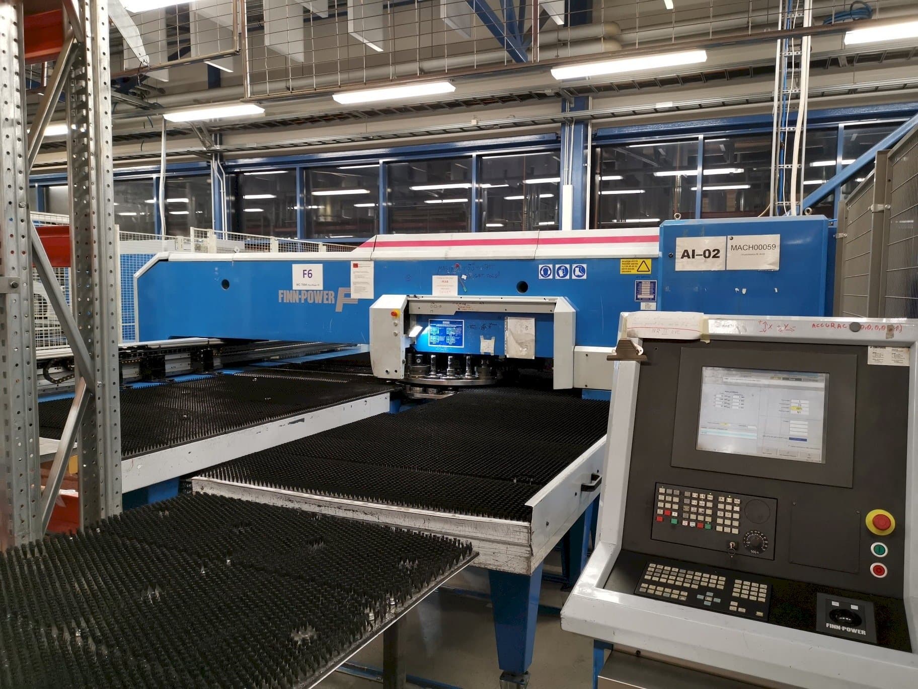 Vista frontale della macchina Finn-Power F6SU