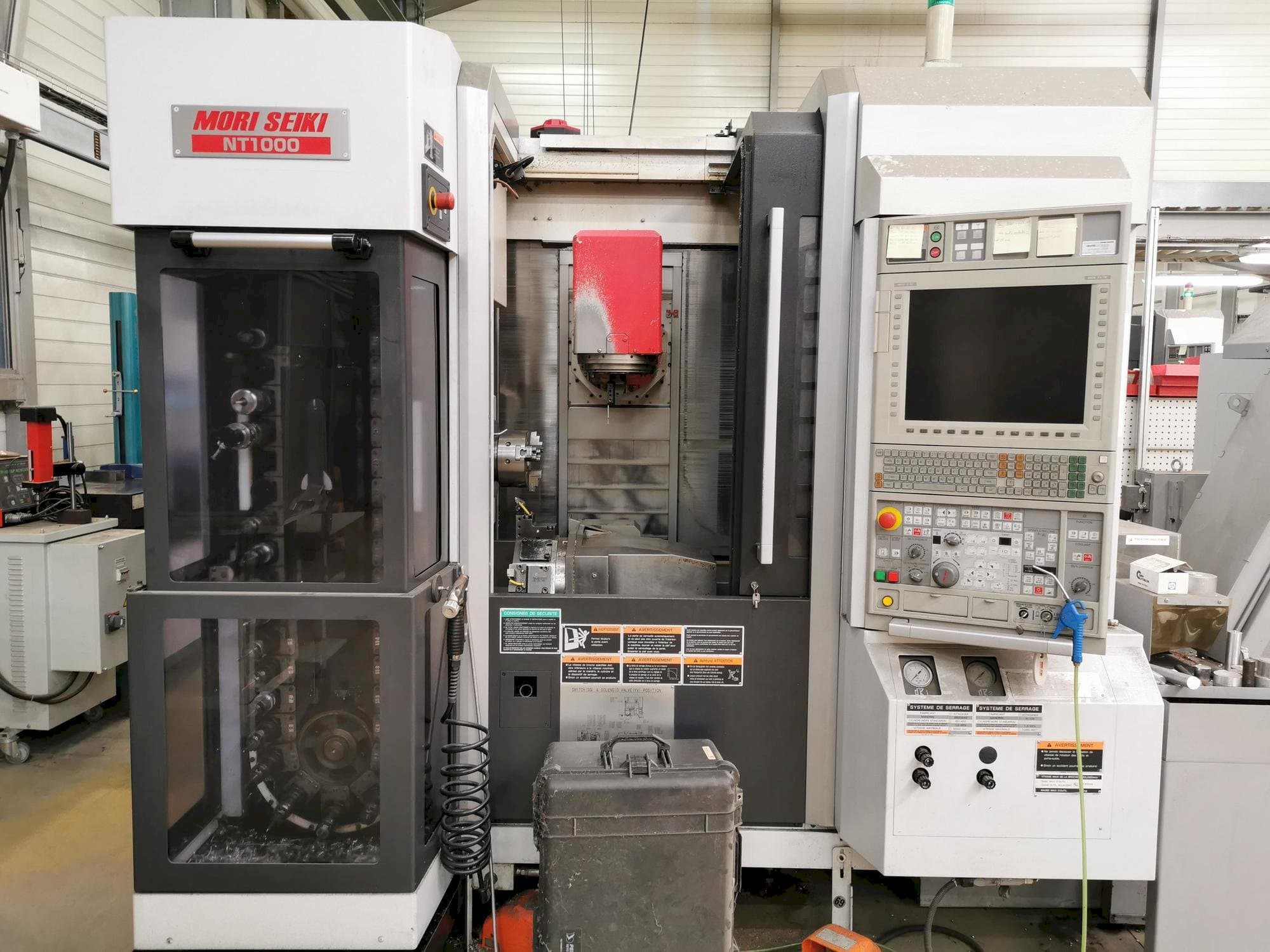 Vista frontale della macchina MORI SEIKI NT 1000