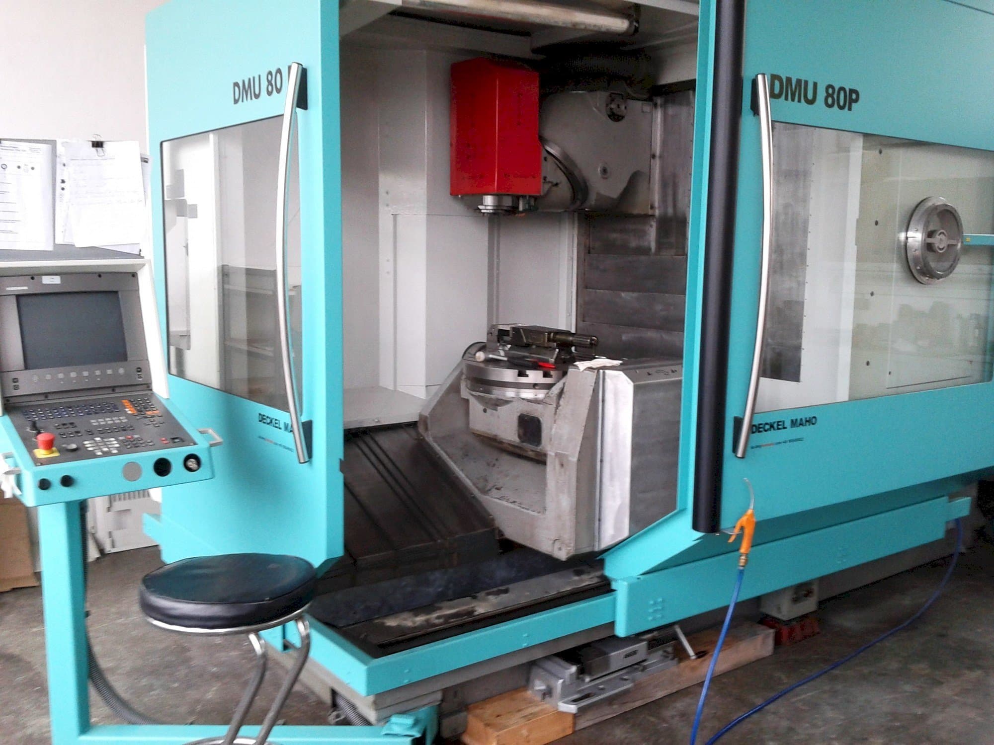 Vista frontale della macchina DECKEL MAHO DMU 80P