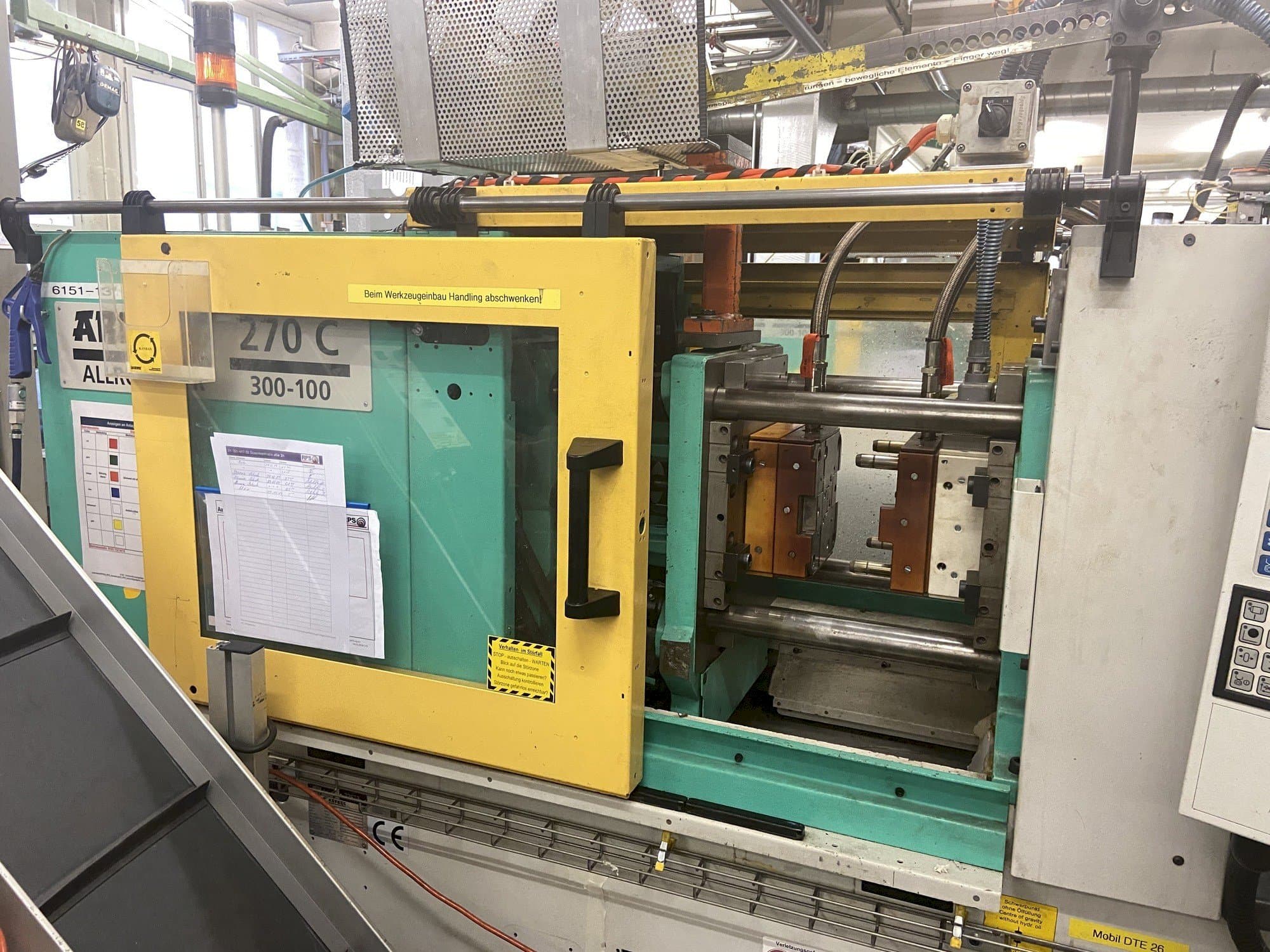 Vista frontale della macchina Arburg 270 C 300-100