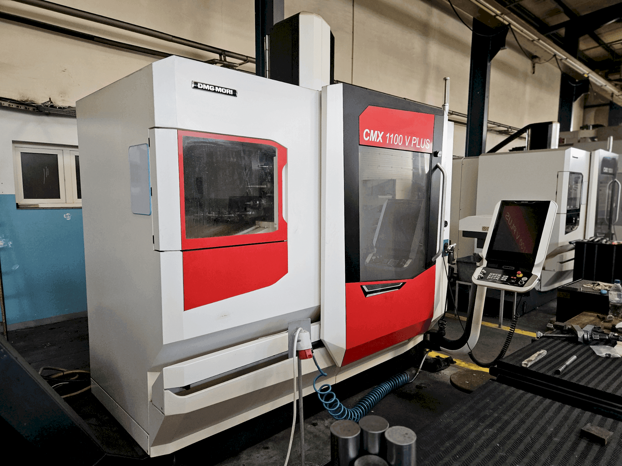 Vista frontale della macchina DMG MORI CMX 1100 V