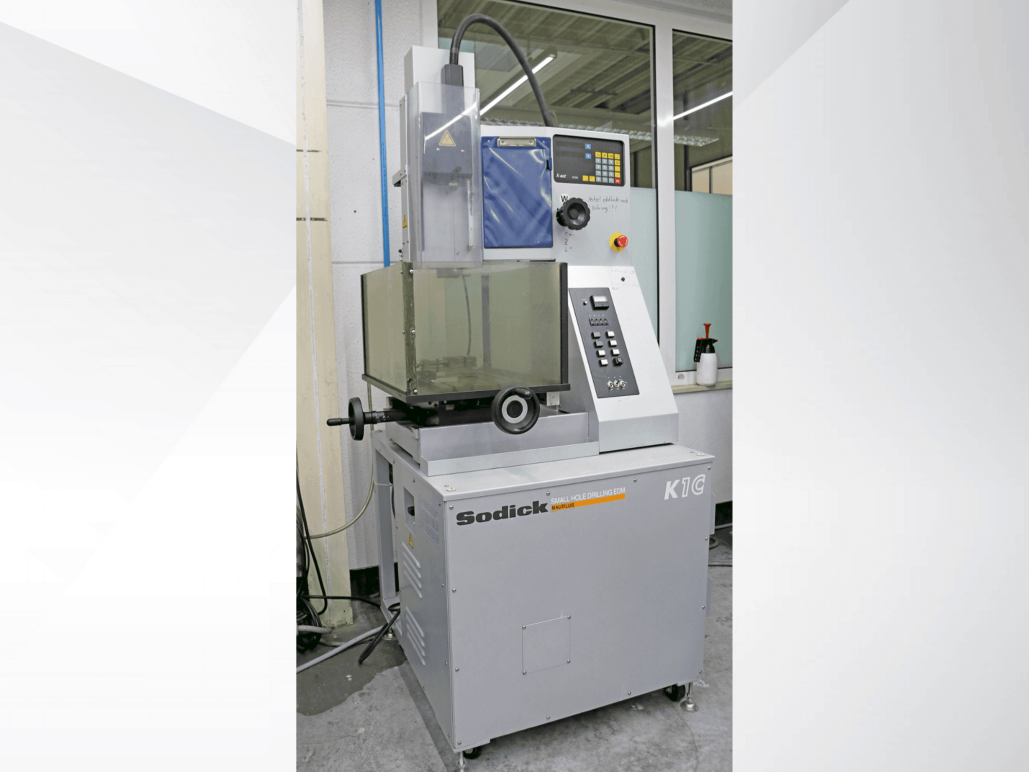 Vista frontale della macchina Sodick KIC