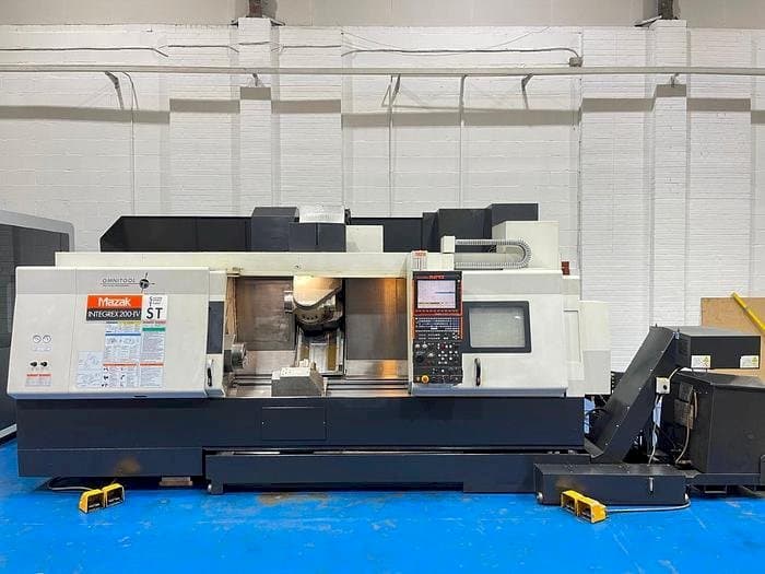 Vista frontale della macchina Mazak Integrex 200IV ST