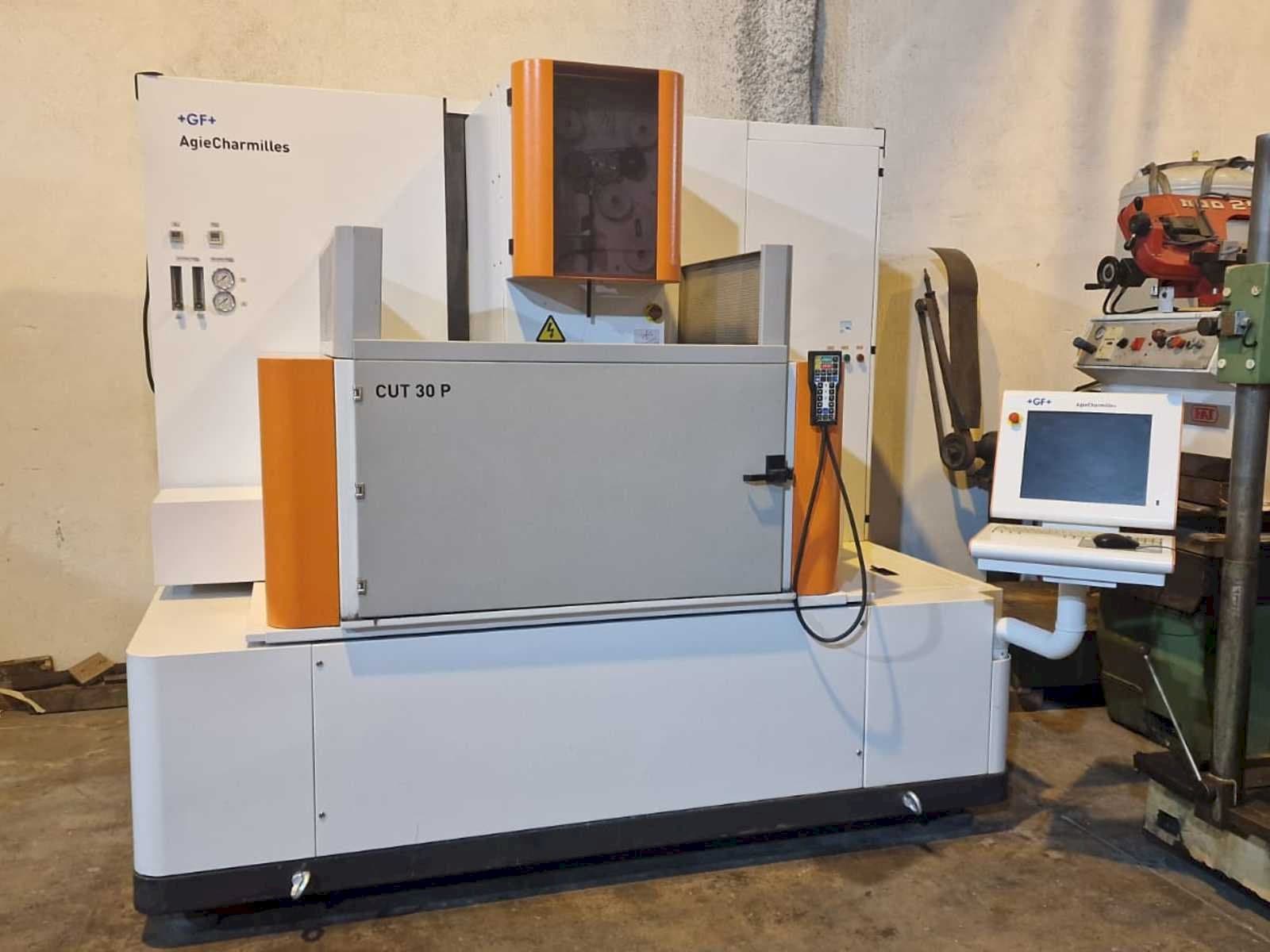 Vista frontale della macchina AgieCharmilles CUT 30P