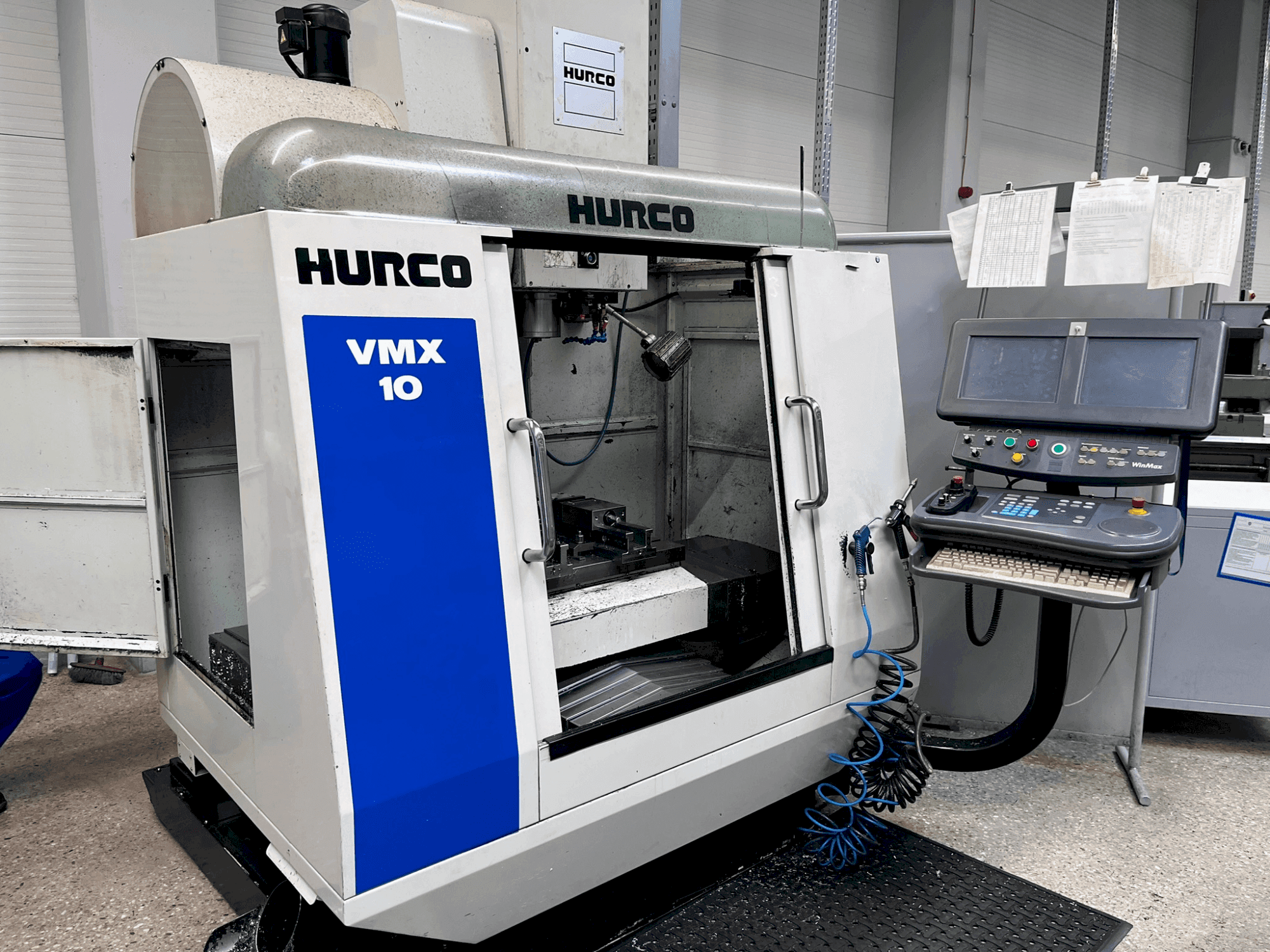 Vista frontale della macchina Hurco VMX 10