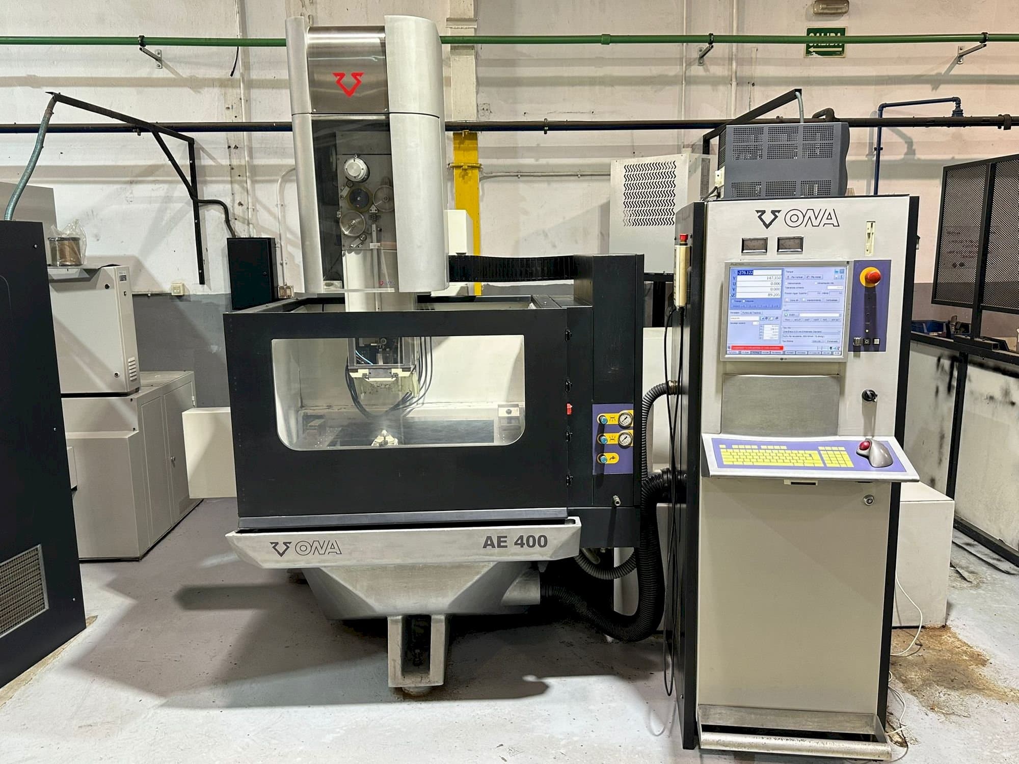 Vista frontale della macchina ONA AE400