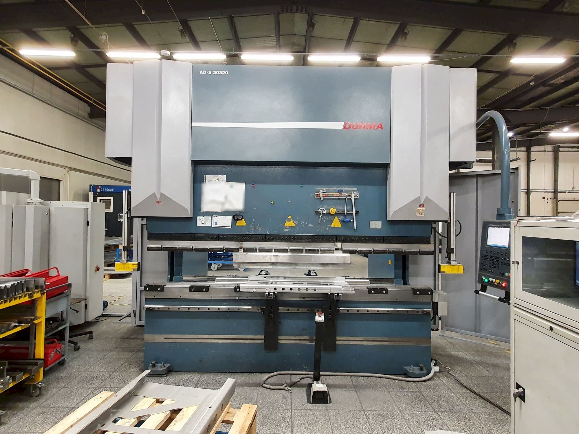 Vista frontale della macchina Durma AD-S 30320