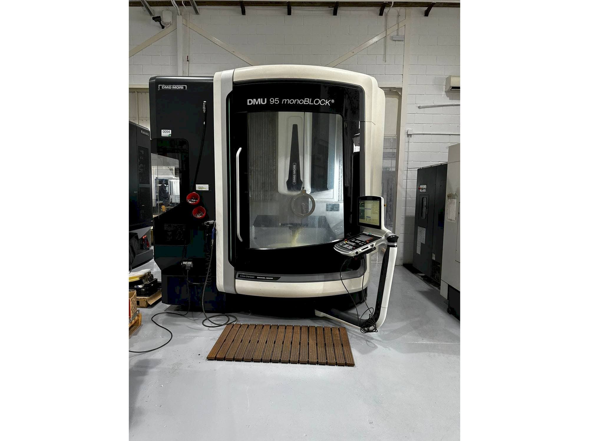 Vista frontale della macchina DMG MORI DMU 95 monoBLOCK